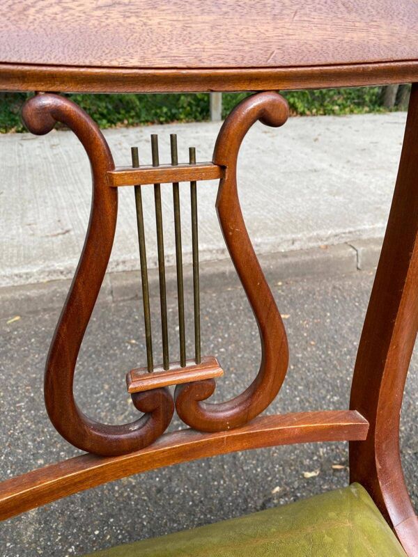 Lot de 4 chaises style Directoire à dossier lyre assise cuir vert olive