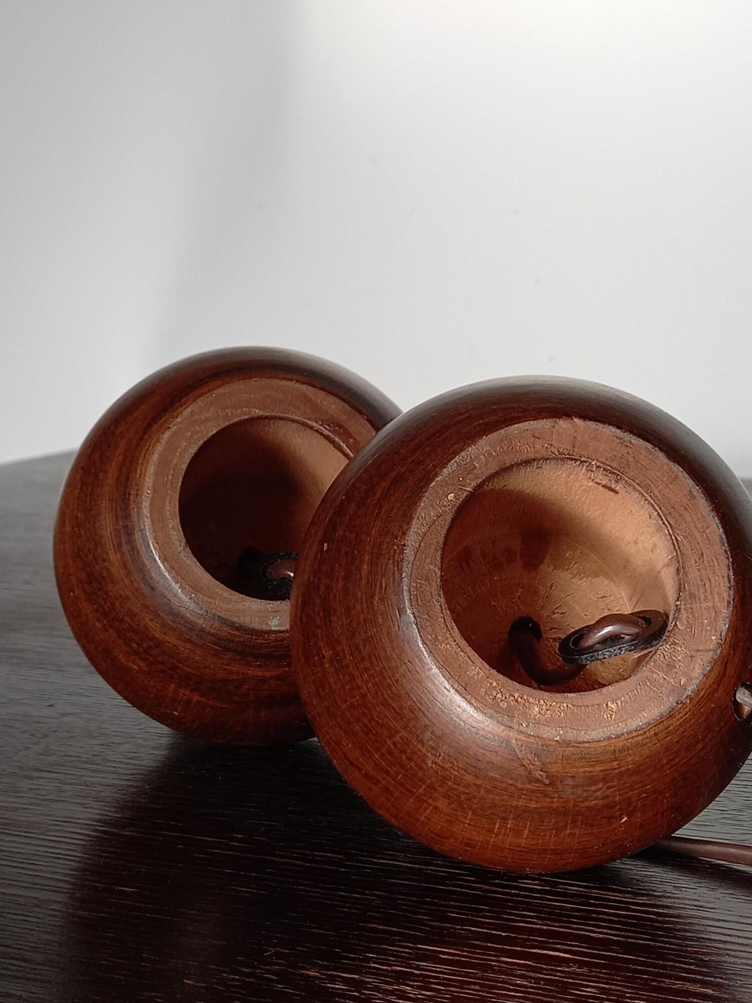 Paire de lampes boules en bois vintage