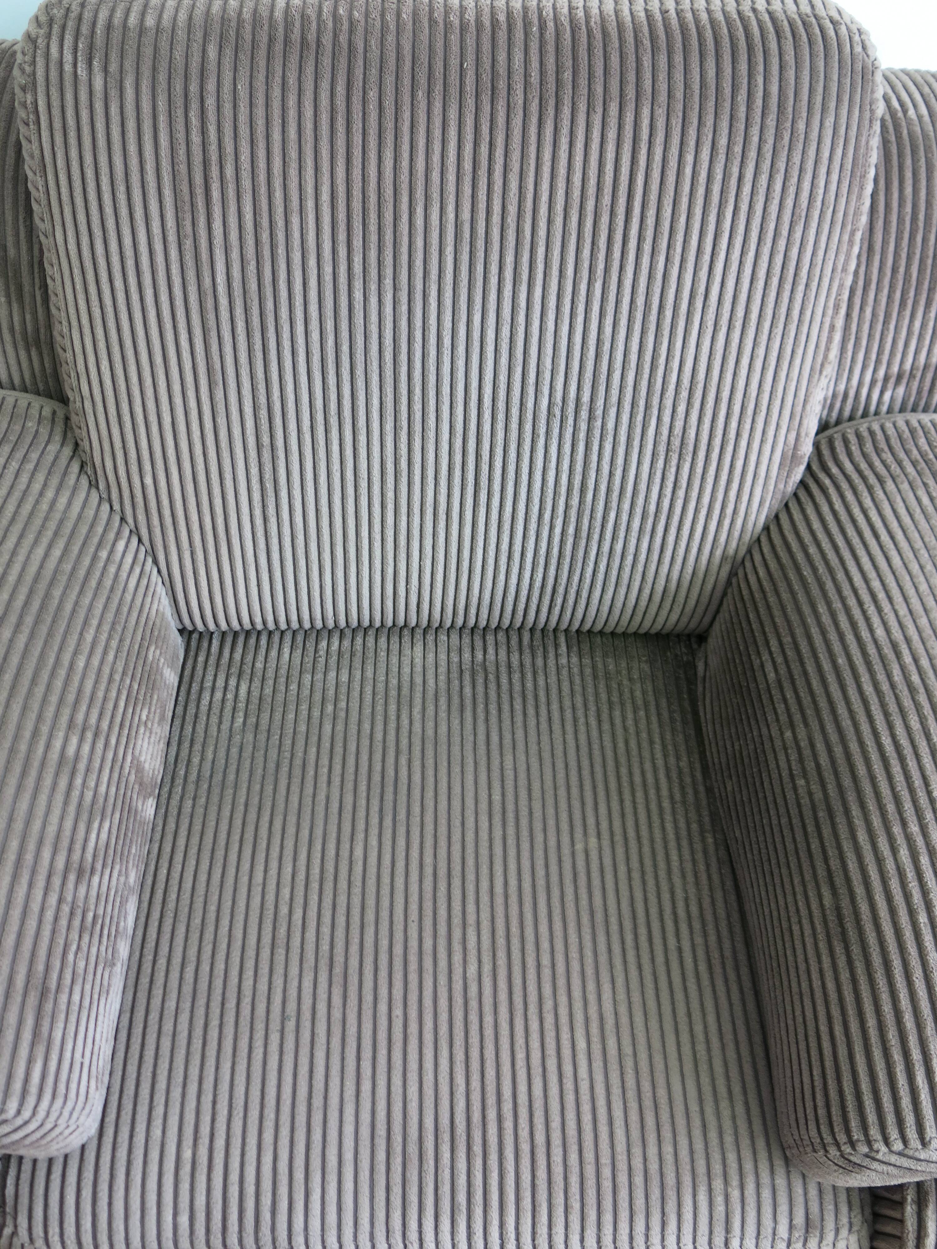 Fauteuil seventies en velours côtelé marron