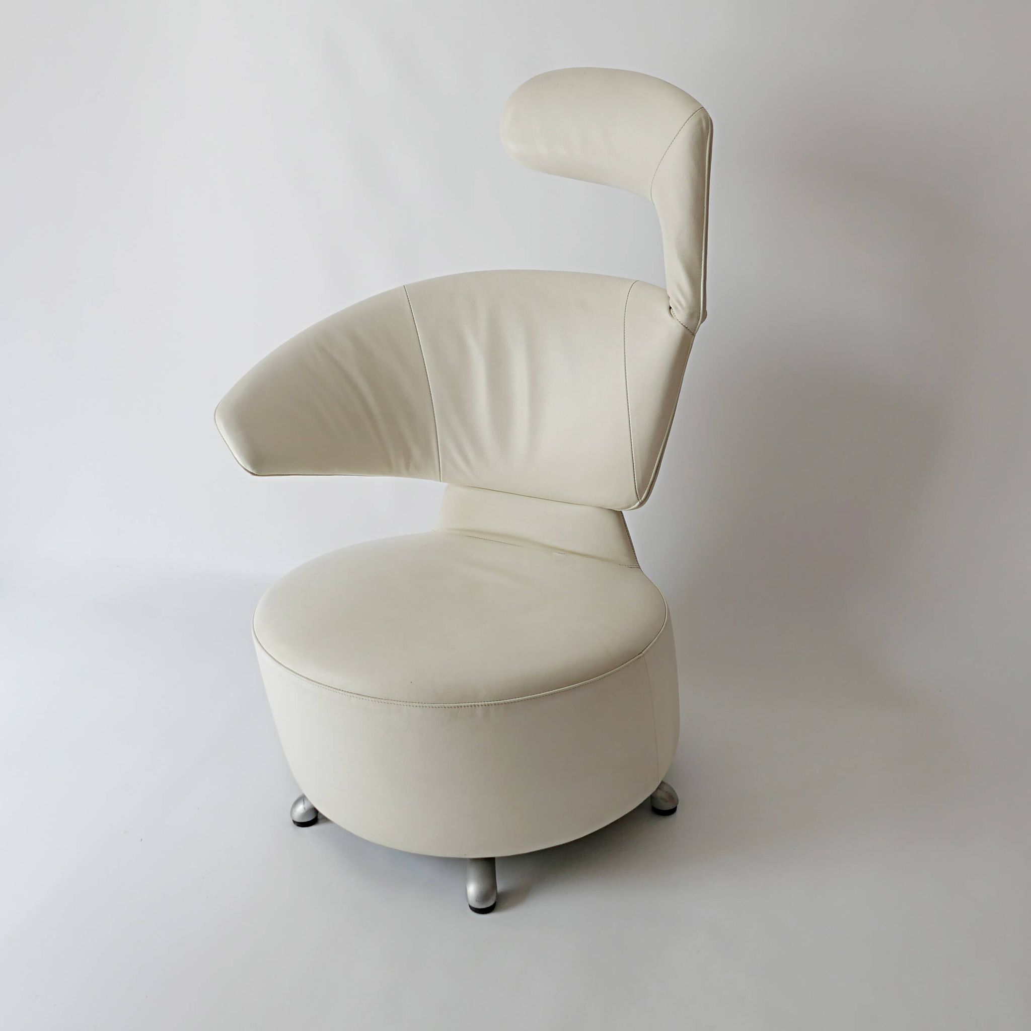 Canta and Aki swivel chairs in leather by Toshiyuki Kita for Cassina