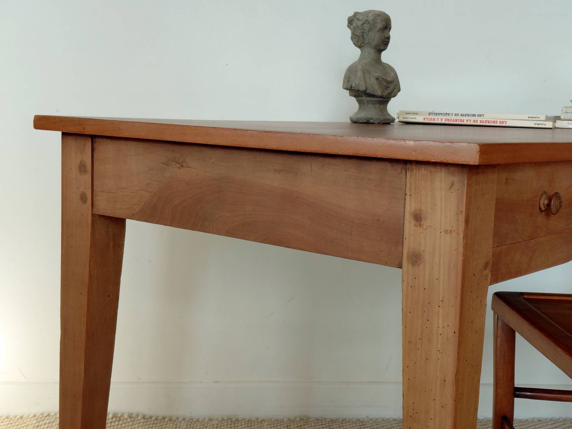 Bureau ancien à double tiroir, pieds gainés, XIXème