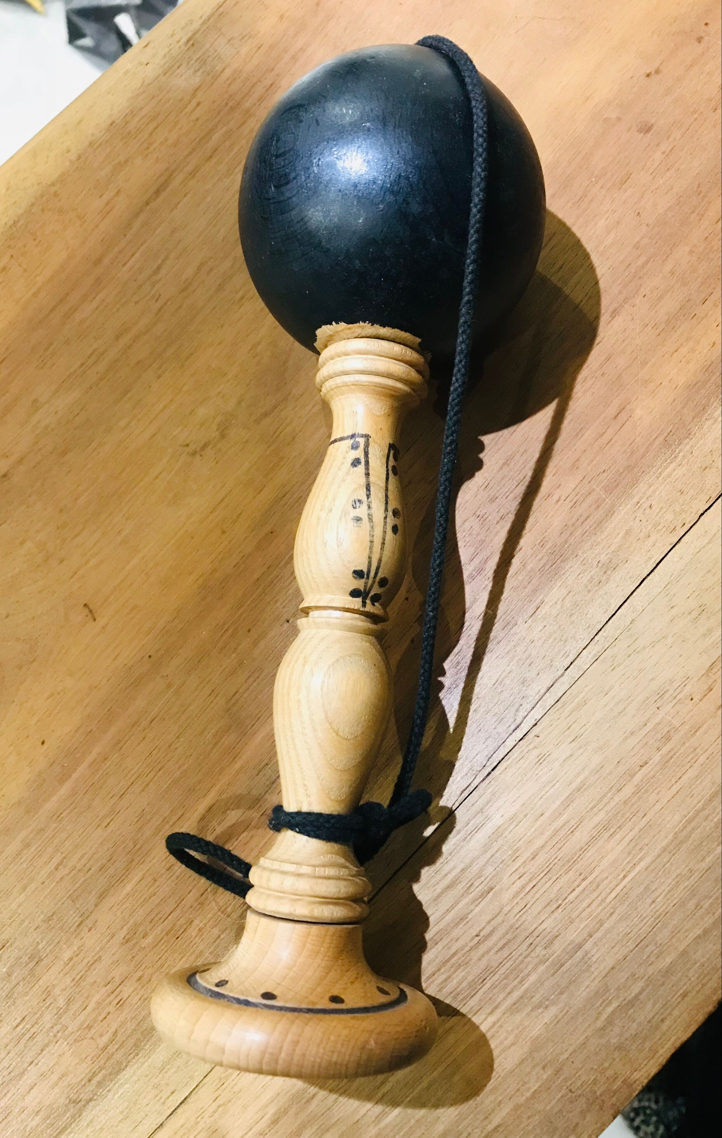 Bilboquet silhouette old woman