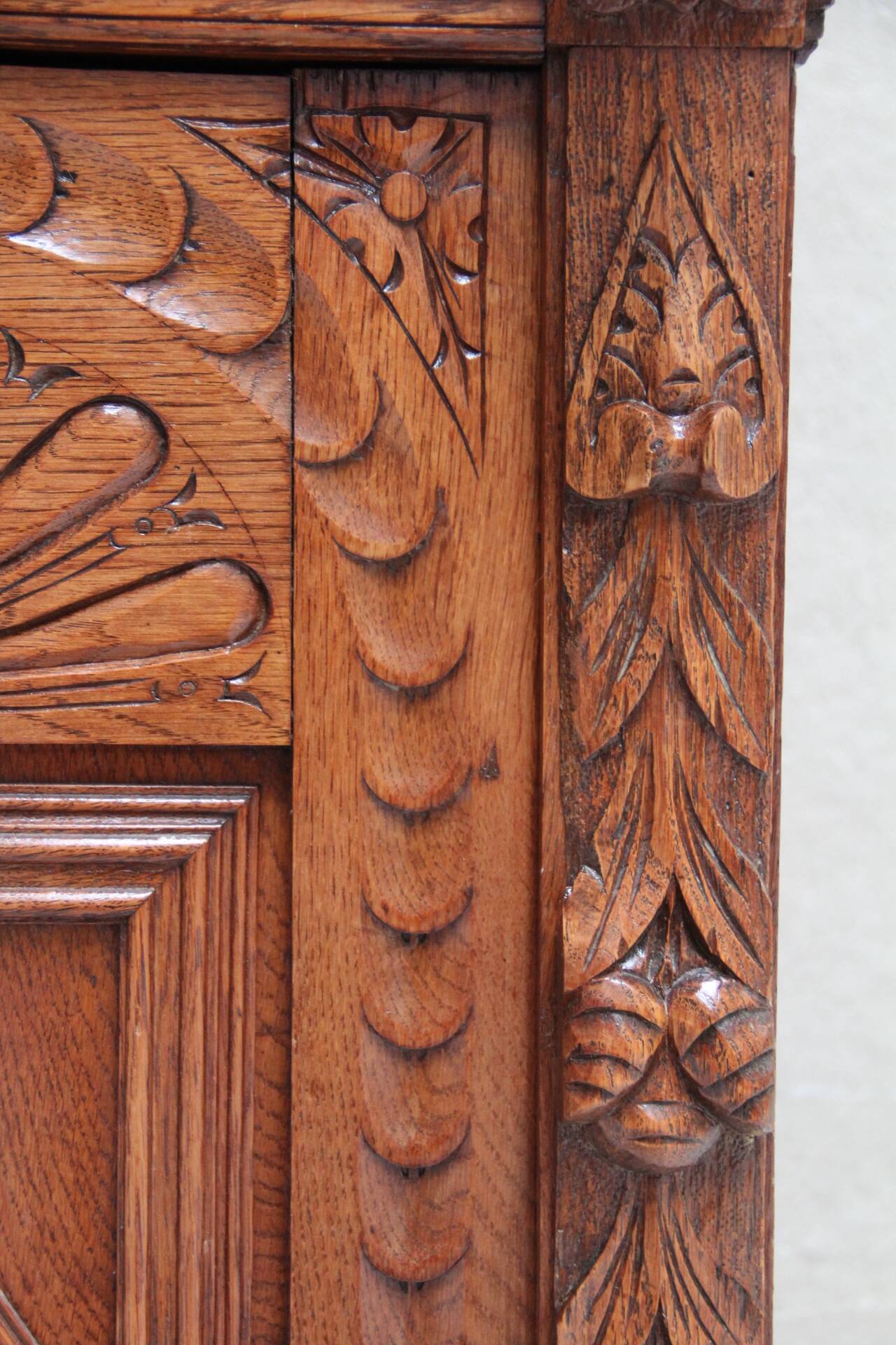 Imposing Neo-Renaissance oak sideboard, late 19th century.