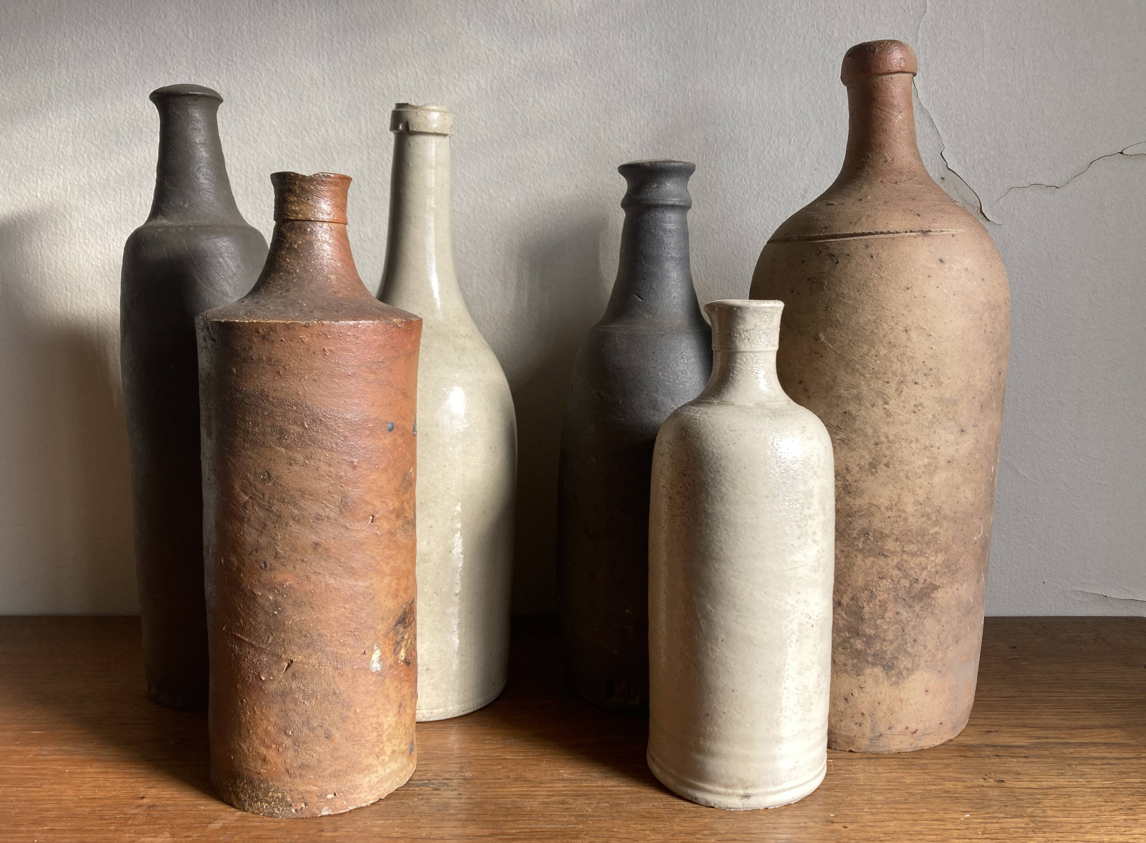 Set de 6 bouteilles de grès et terre cuite 1900-1930