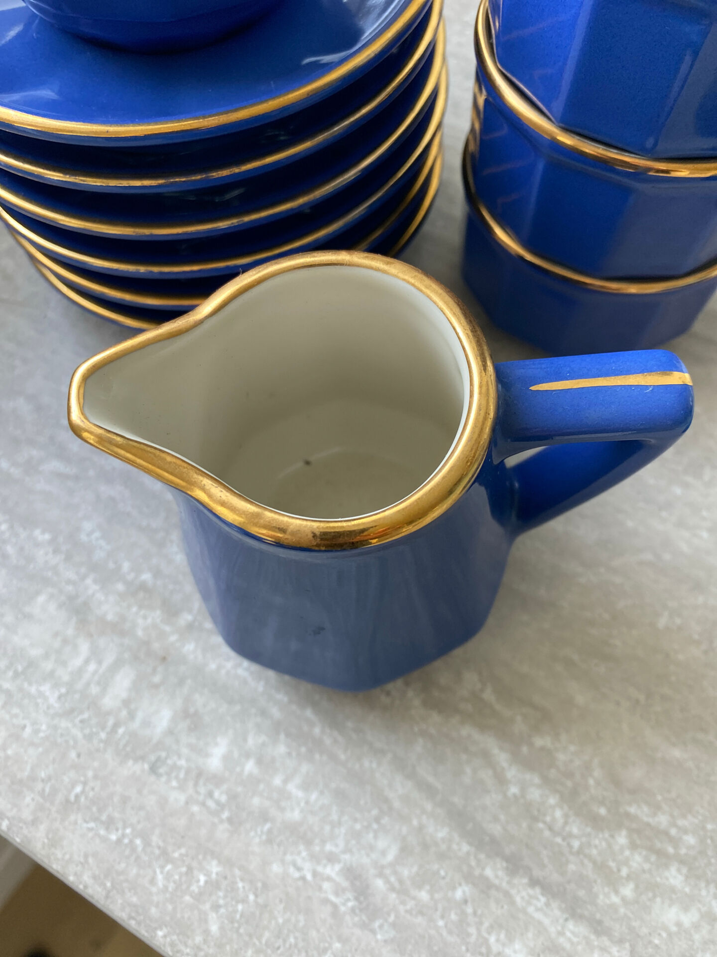 6 tasses et sous tasses et pot à lait Revoll
