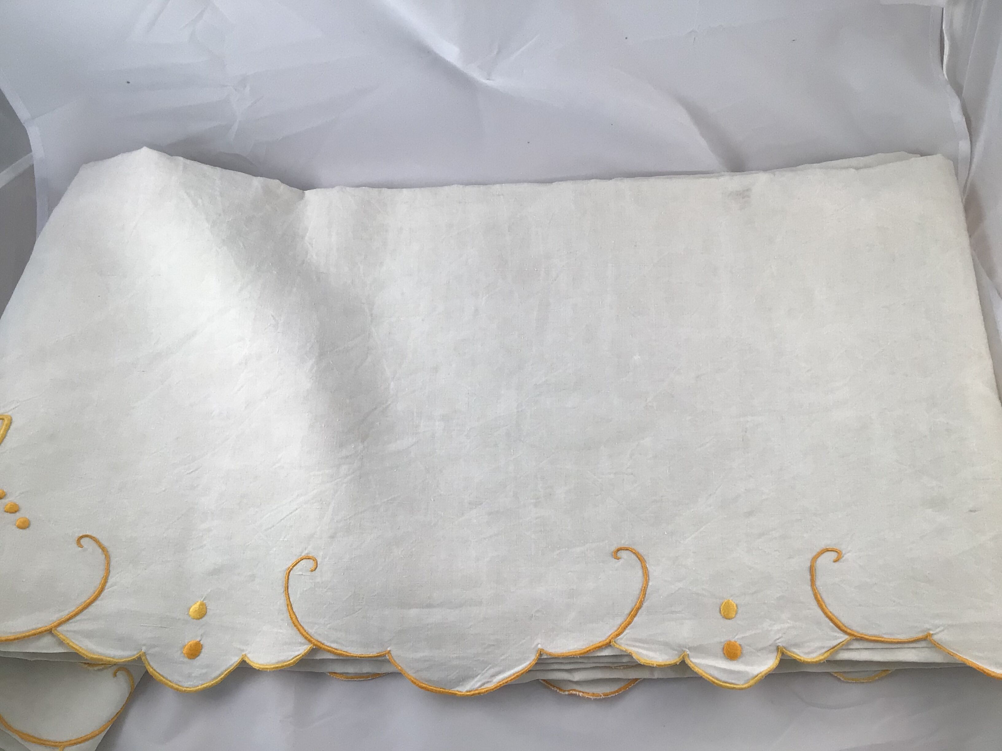 2-seater drap embroidered CR gold yellow scalloped edge