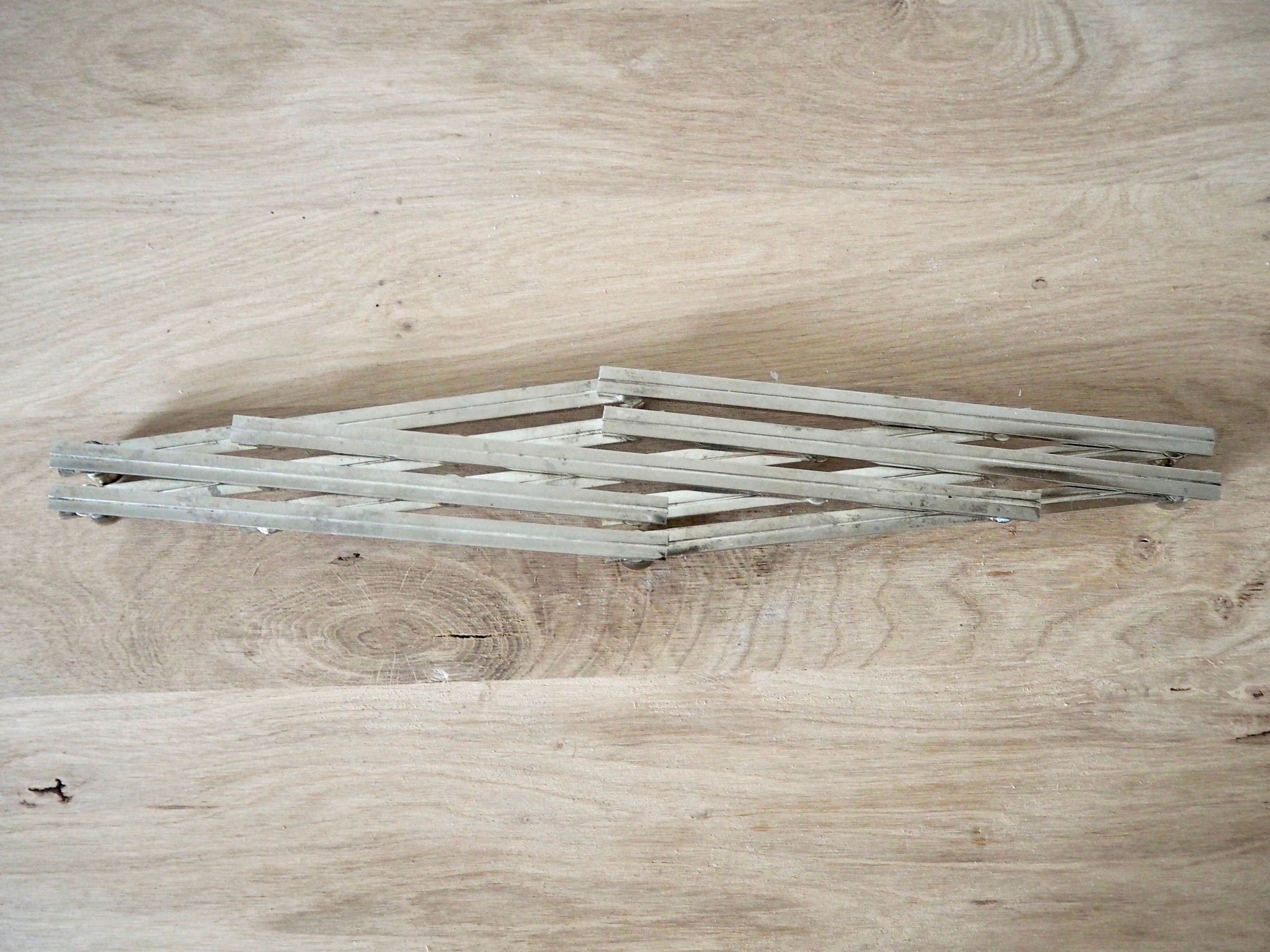 Expandable silver plated trivet