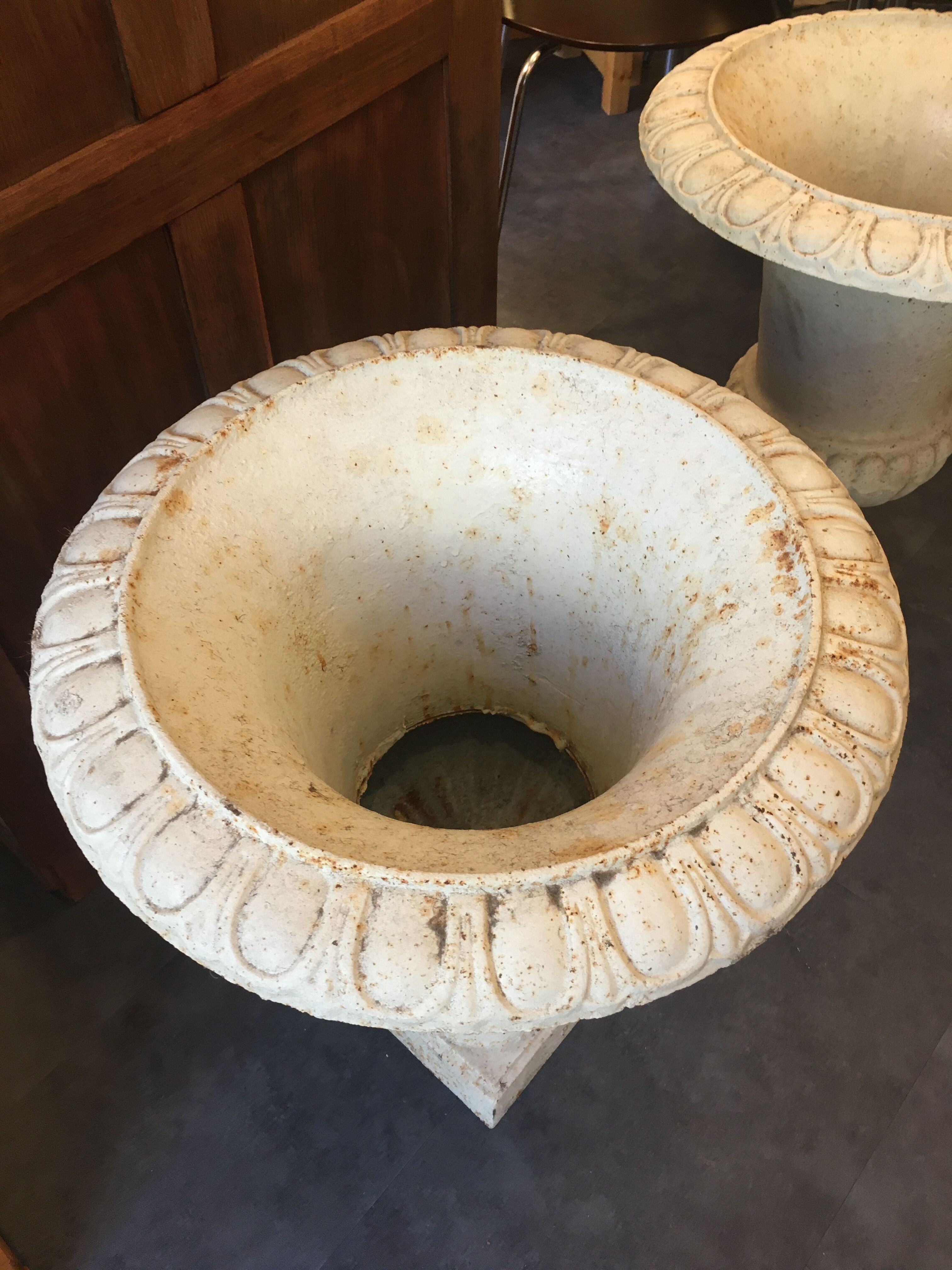 Pair of medicid vasques, cast, exterior