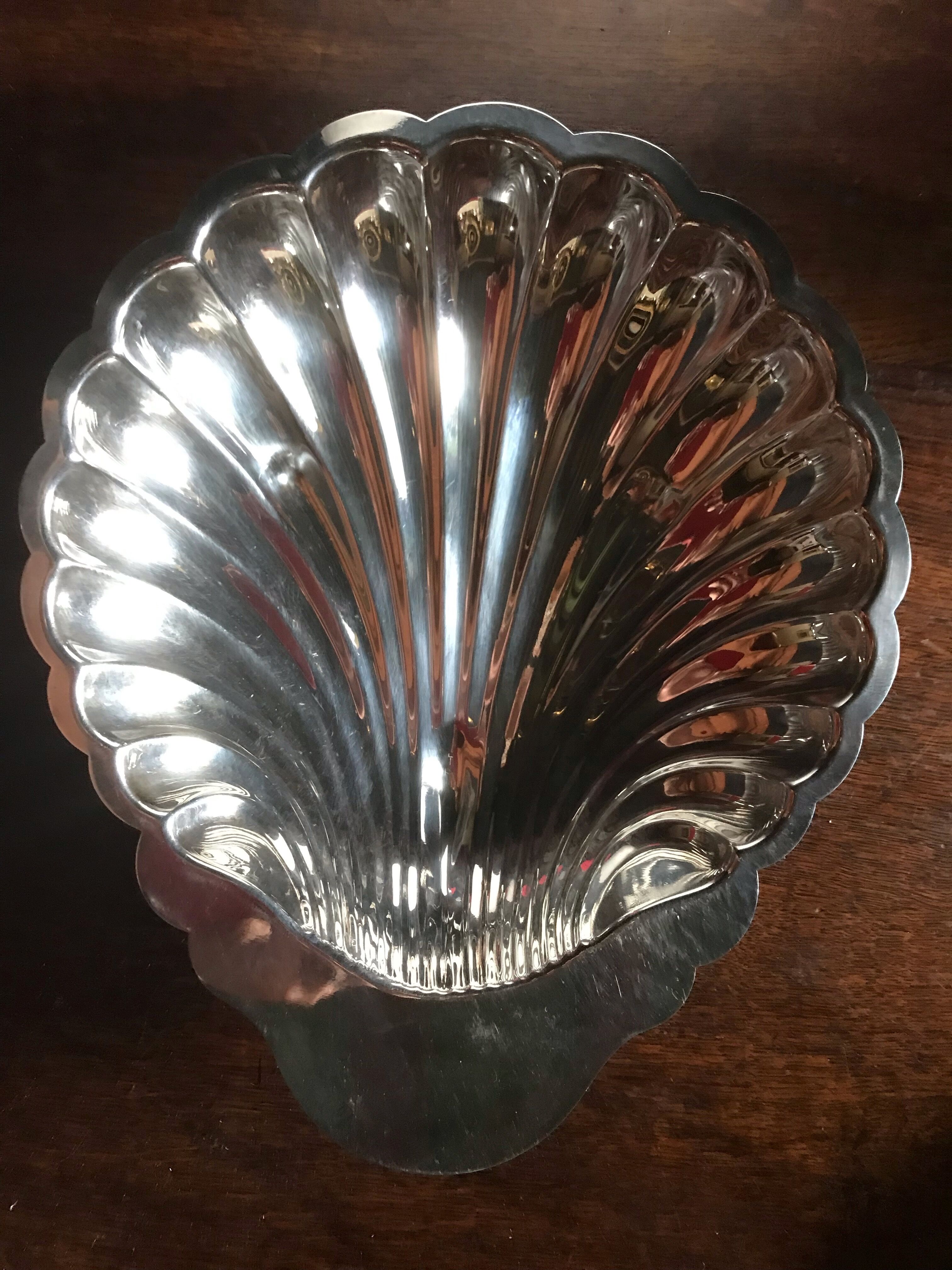 Dish scallops in silver metal