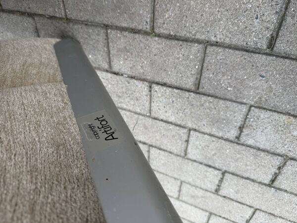 2x Artifort Groovy F598 Pierre Paulin, Pierre Frey: Chenille Igor (Sable)