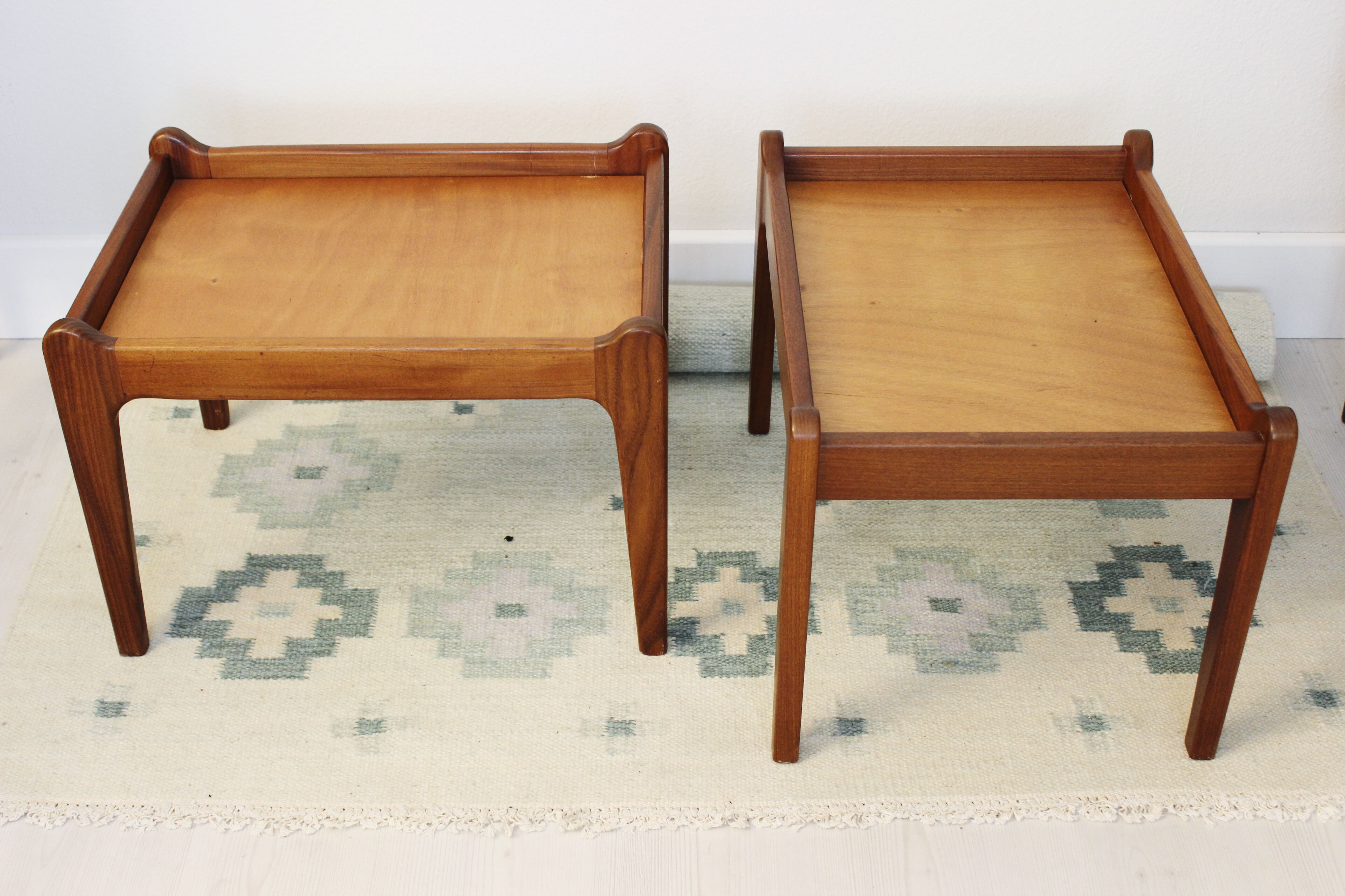 Pair of Mid-Century Stools in oliv leather