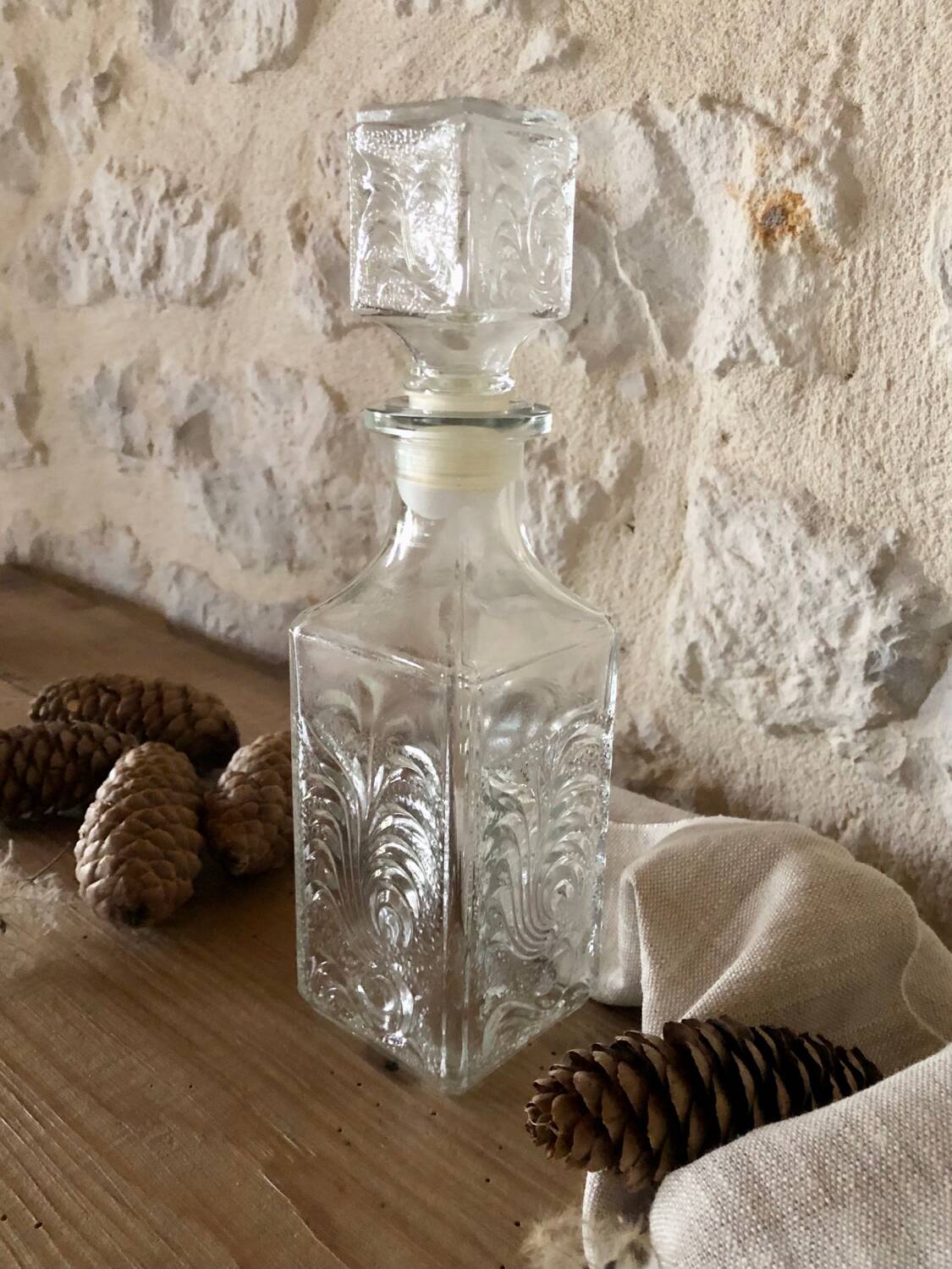 Glass spirits decanter
