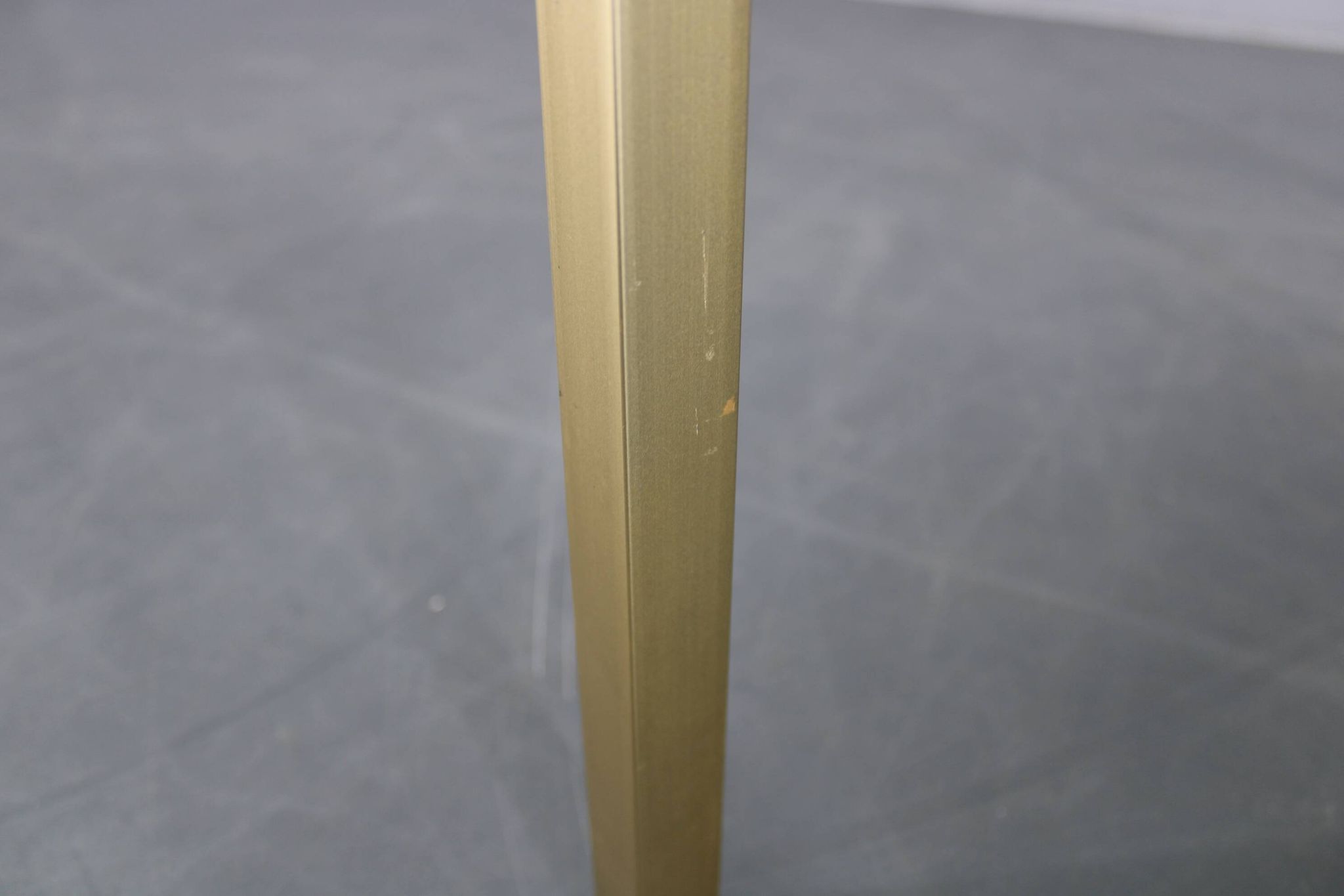 Table basse italienne des années 1970 avec finition en laiton et plateau en verre fumé