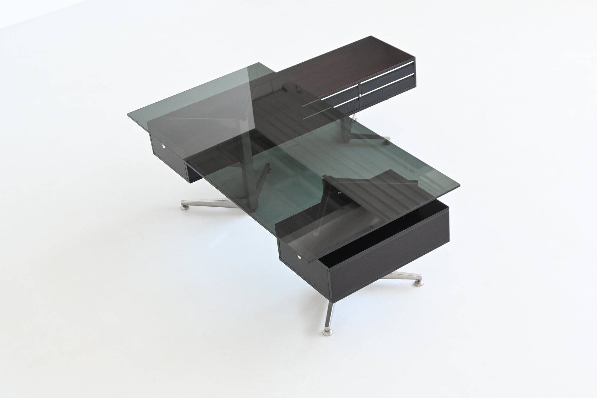 Bureau d'angle exécutif Abbondinterni en acajou et verre, Italie, 1970