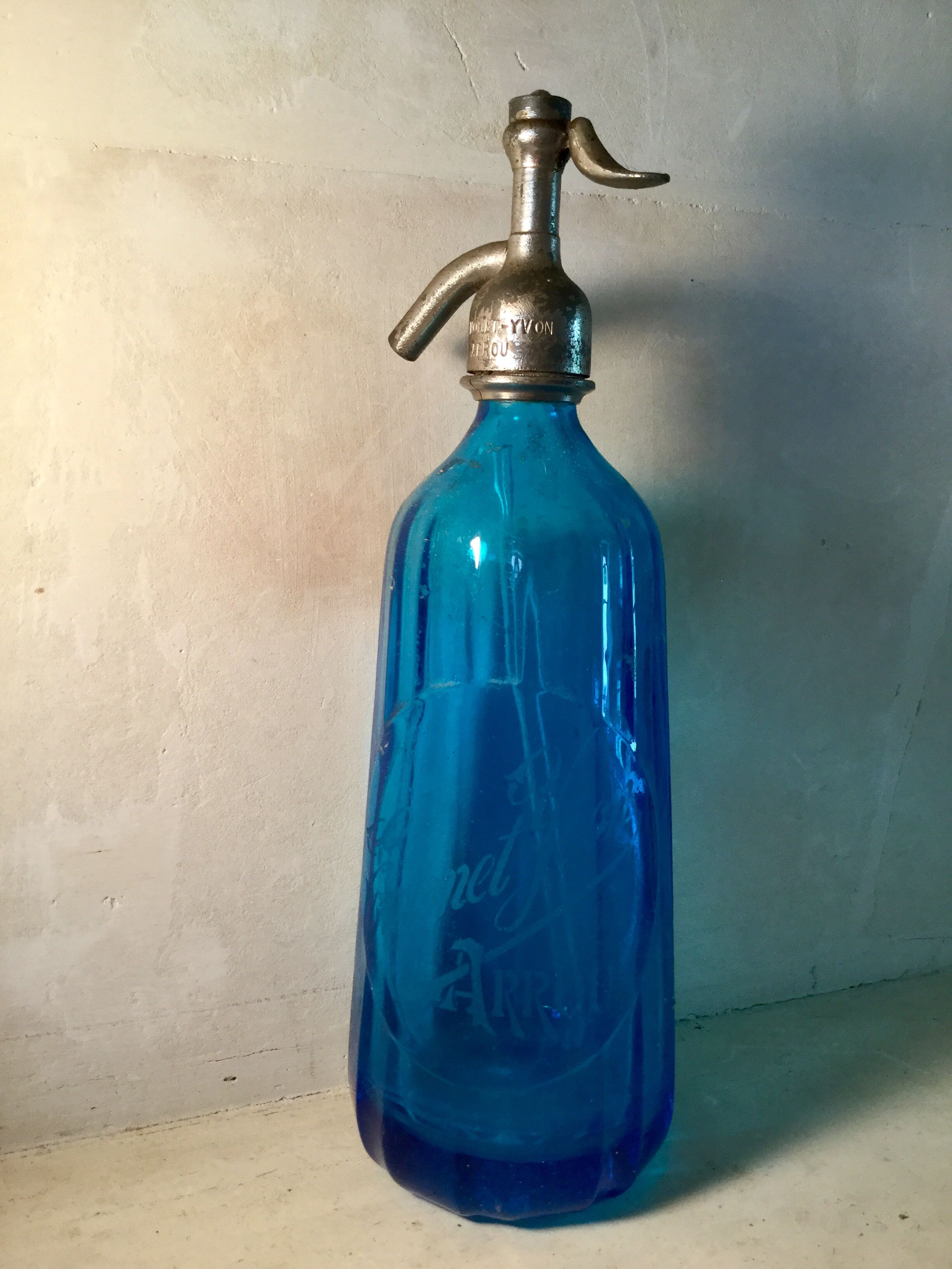 Old siphon blue brasserie Paris