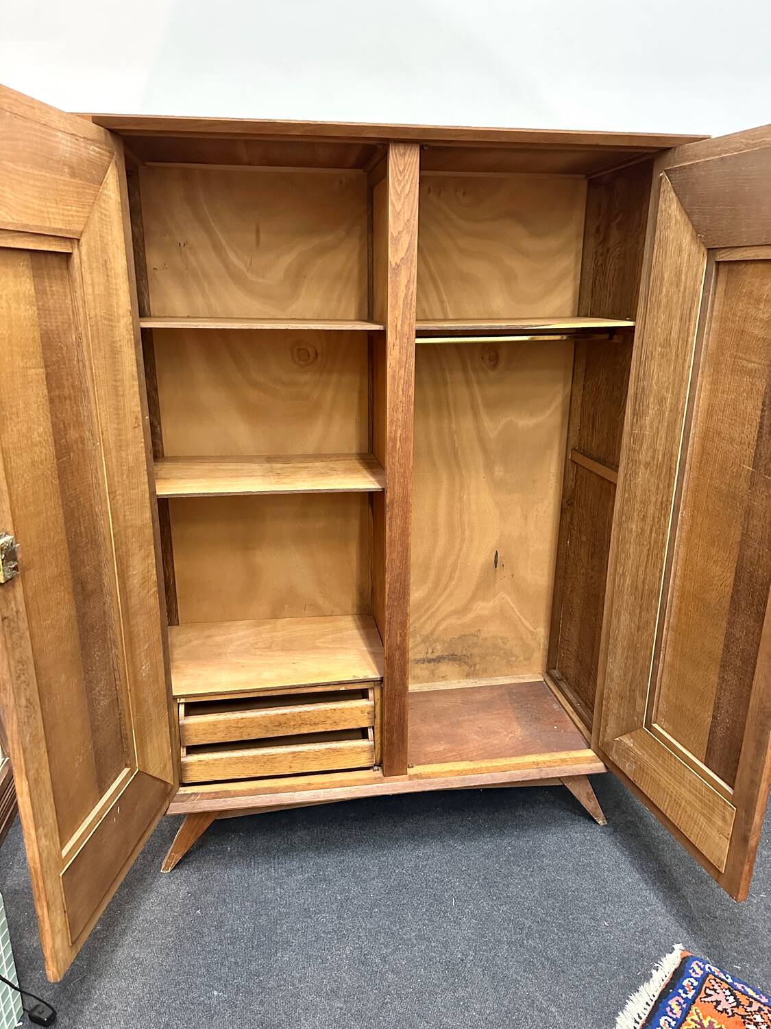 Armoire rotin pieds compas