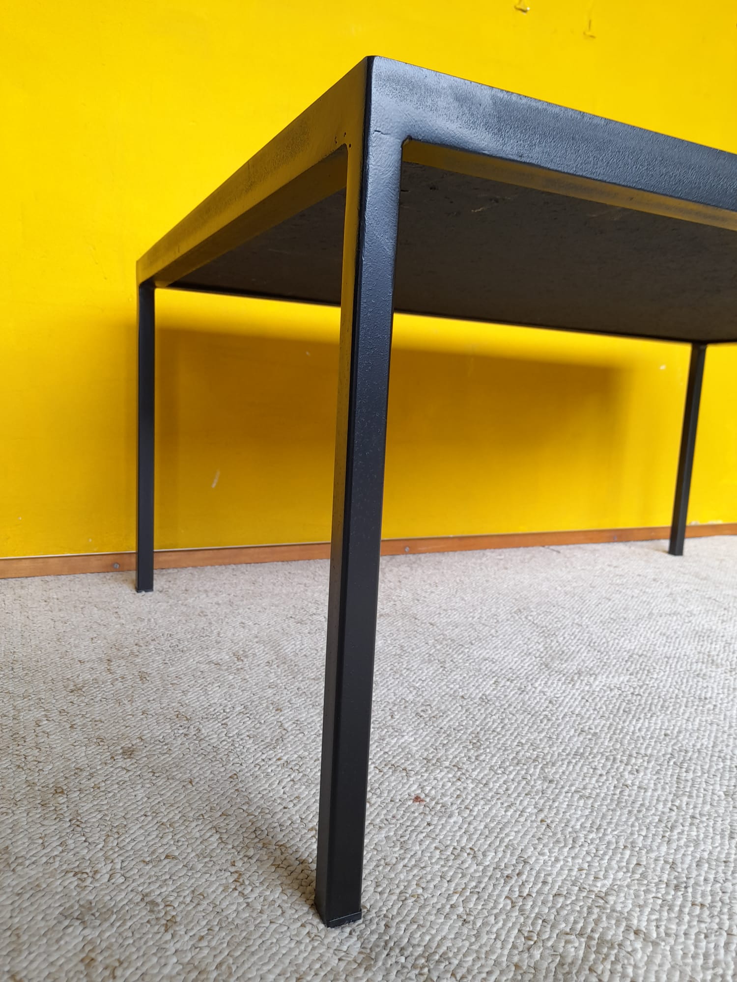Table basse moderniste en céramique et acier