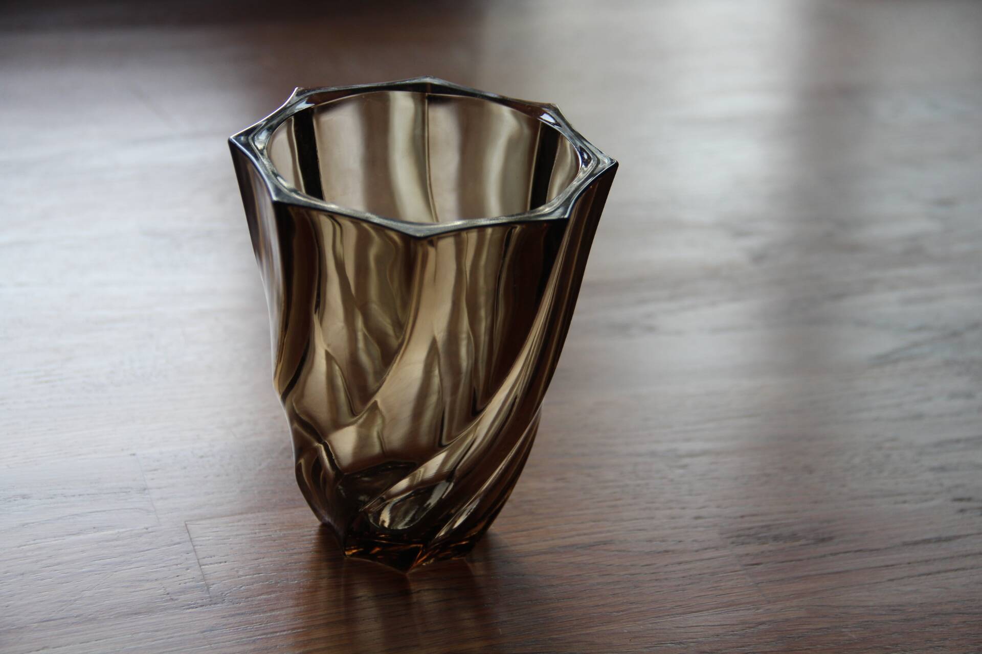 Petit vase en verre torsadé brun