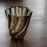 Petit vase en verre torsadé brun
