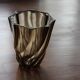 Petit vase en verre torsadé brun