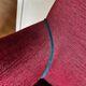 Fauteuil anglais rouge et son repose pied