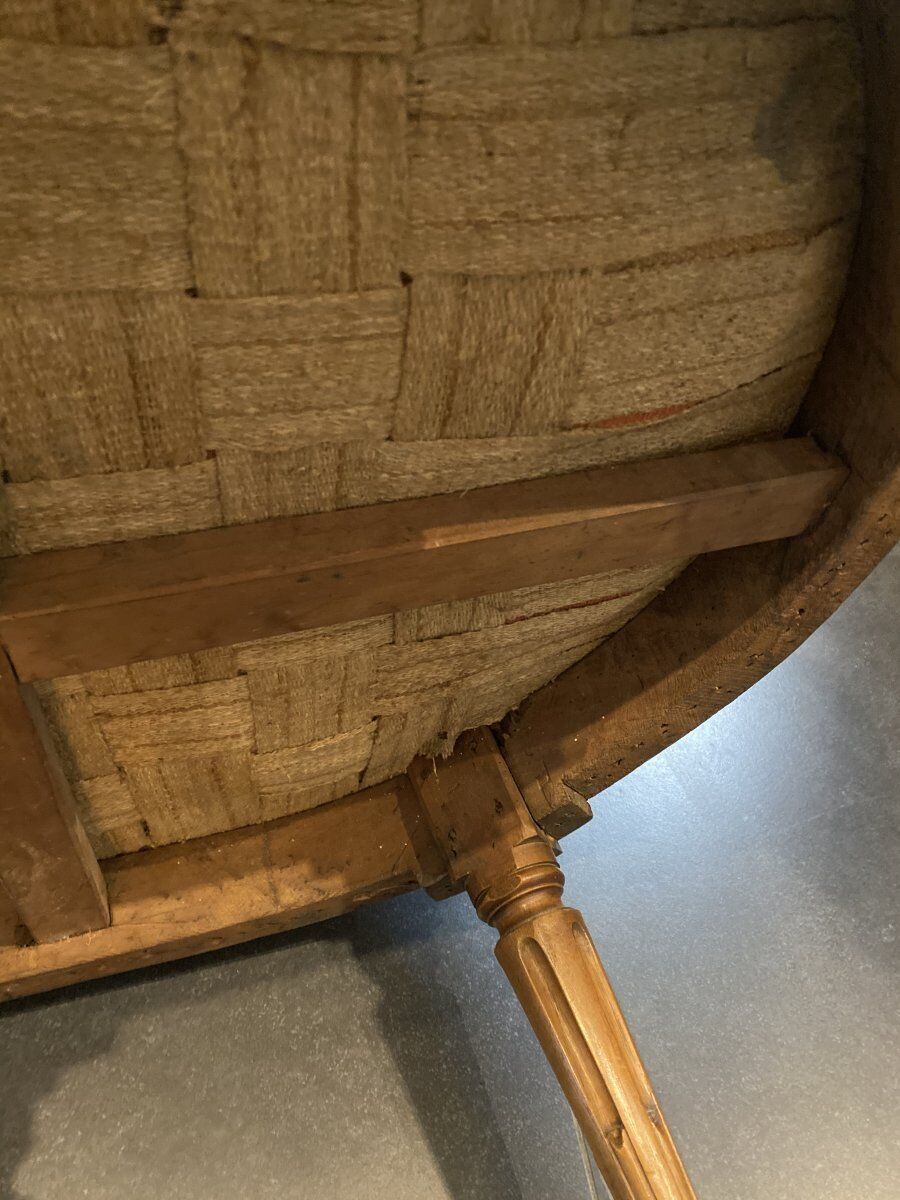 Sofa in walnut with basket shape from the Louis XVI period circa 1780