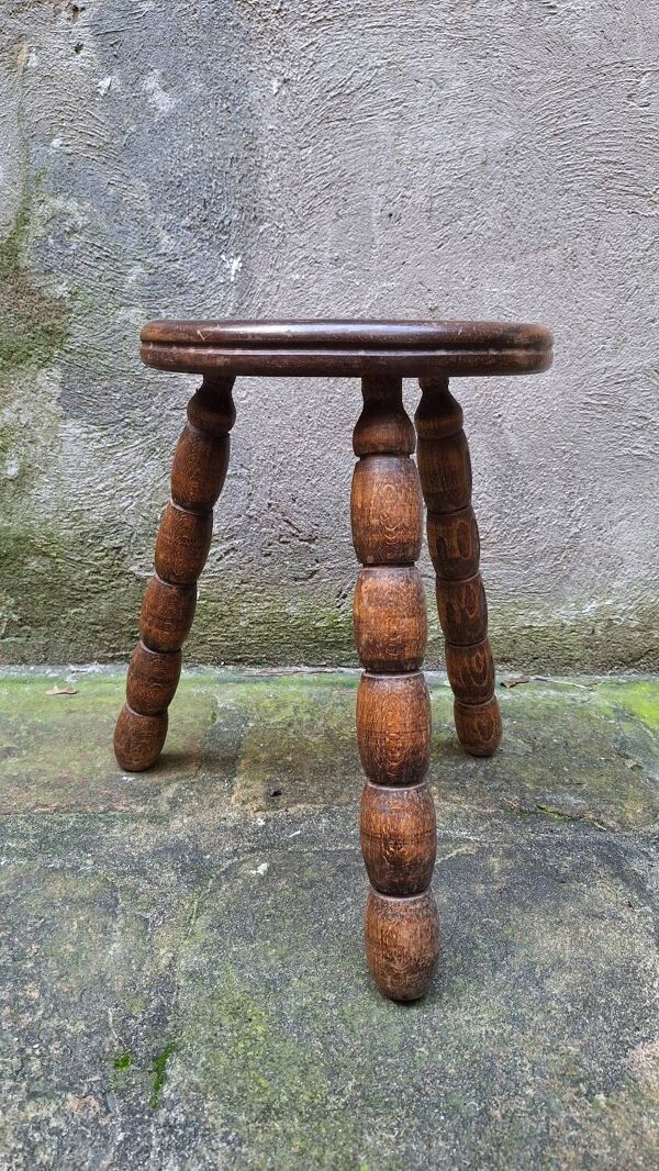 Tabouret tripode en bois tourné