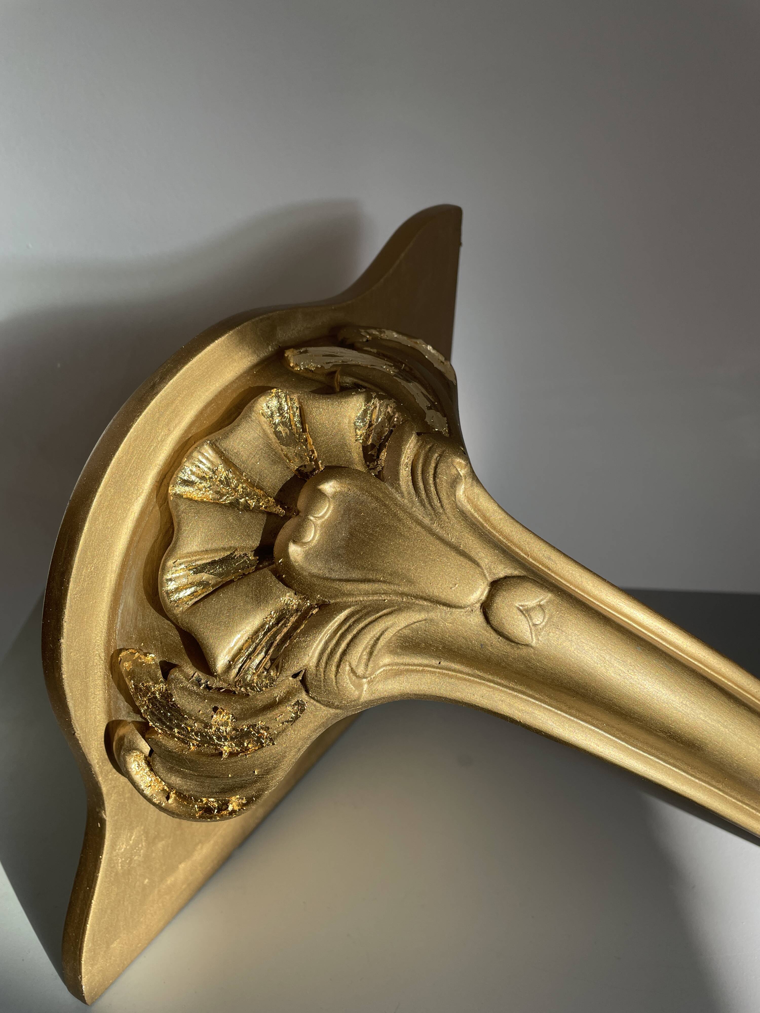 Old gold gilding corner cornice