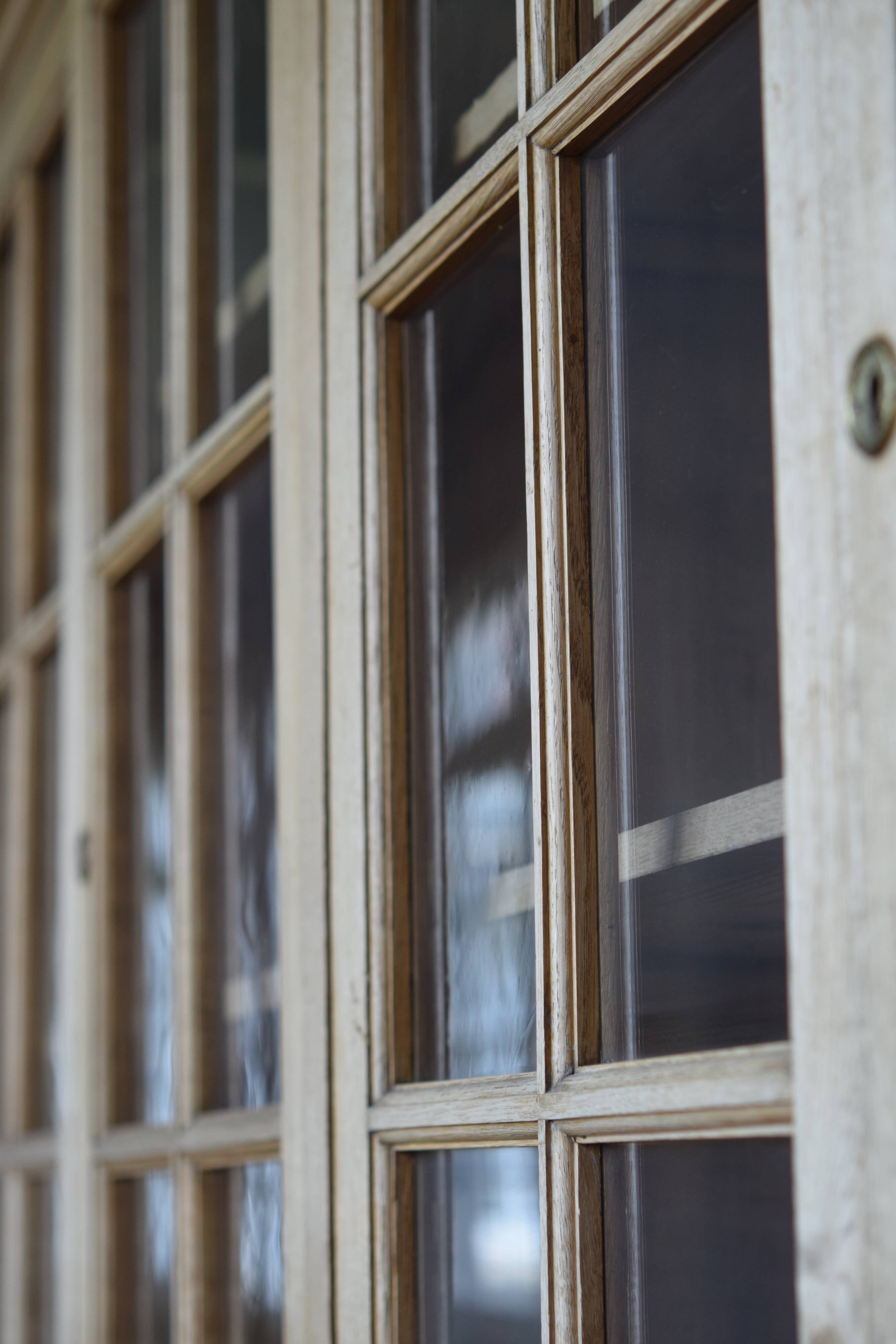 Glass library of a medical school in solid oak from the 1950s.