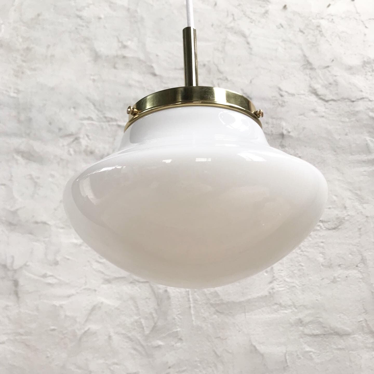 Opaline suspension