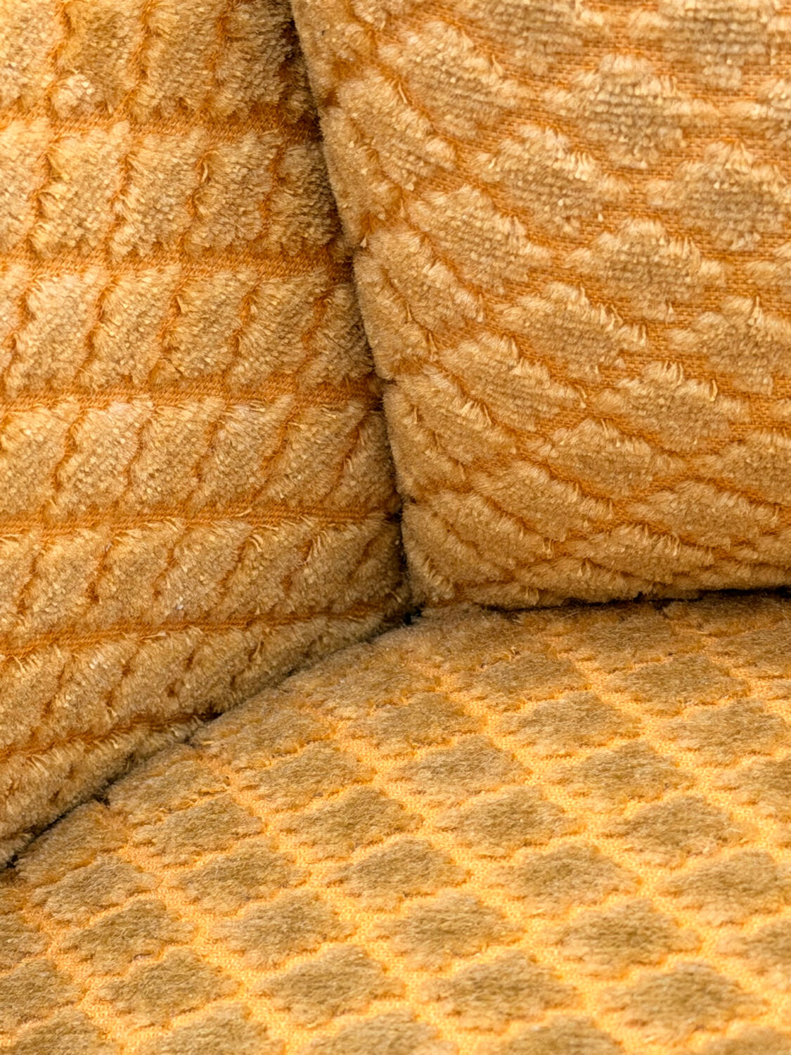 Fauteuil crapaud vintage jaune moutarde velours floqué