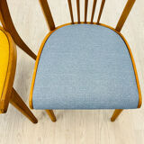 Quatre chaises colorées