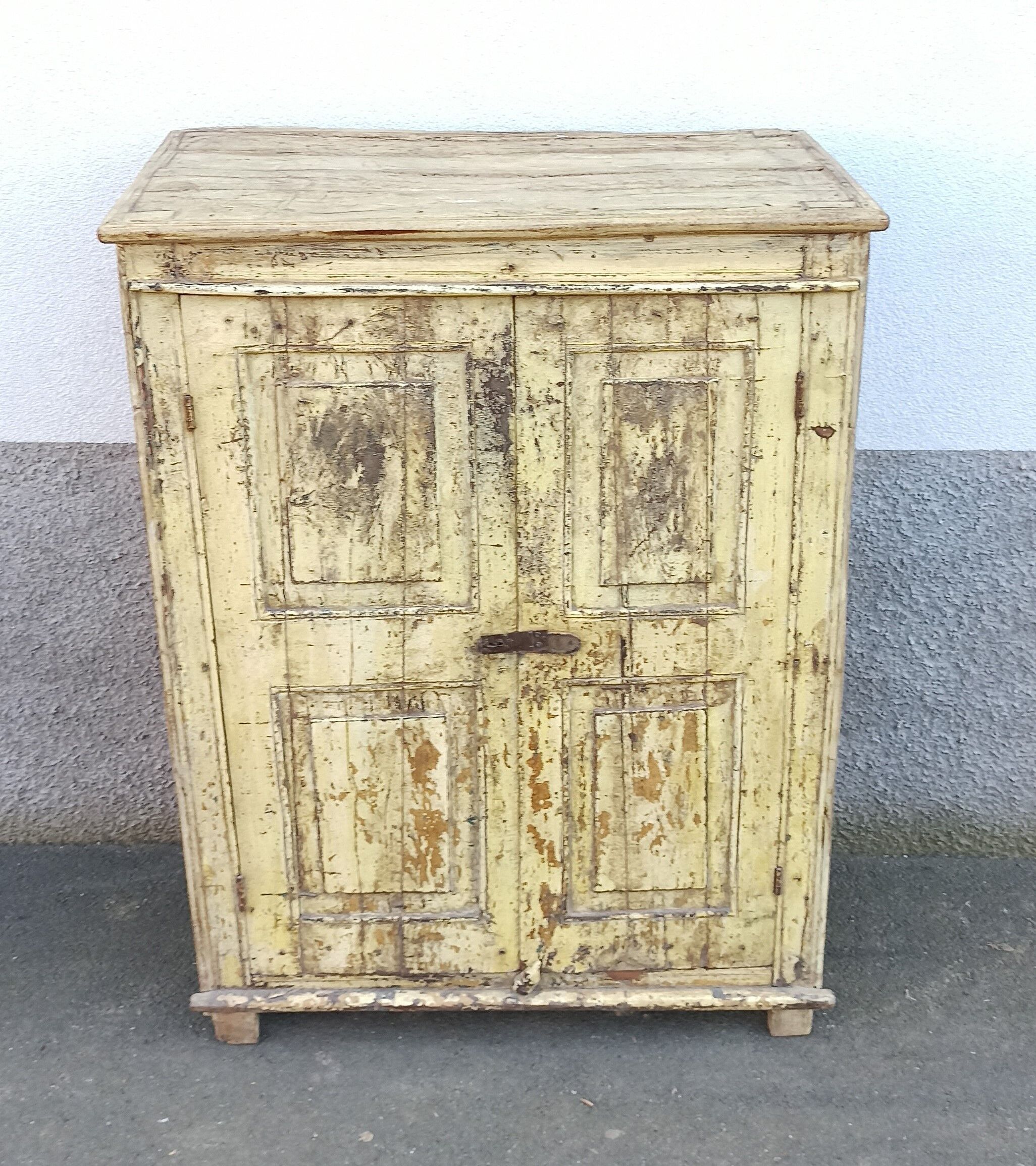 Armoire ancienne et profonde en bois