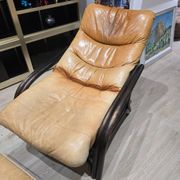 Vintage camel leather lounge chair with ottoman – wooden frame – 1970s