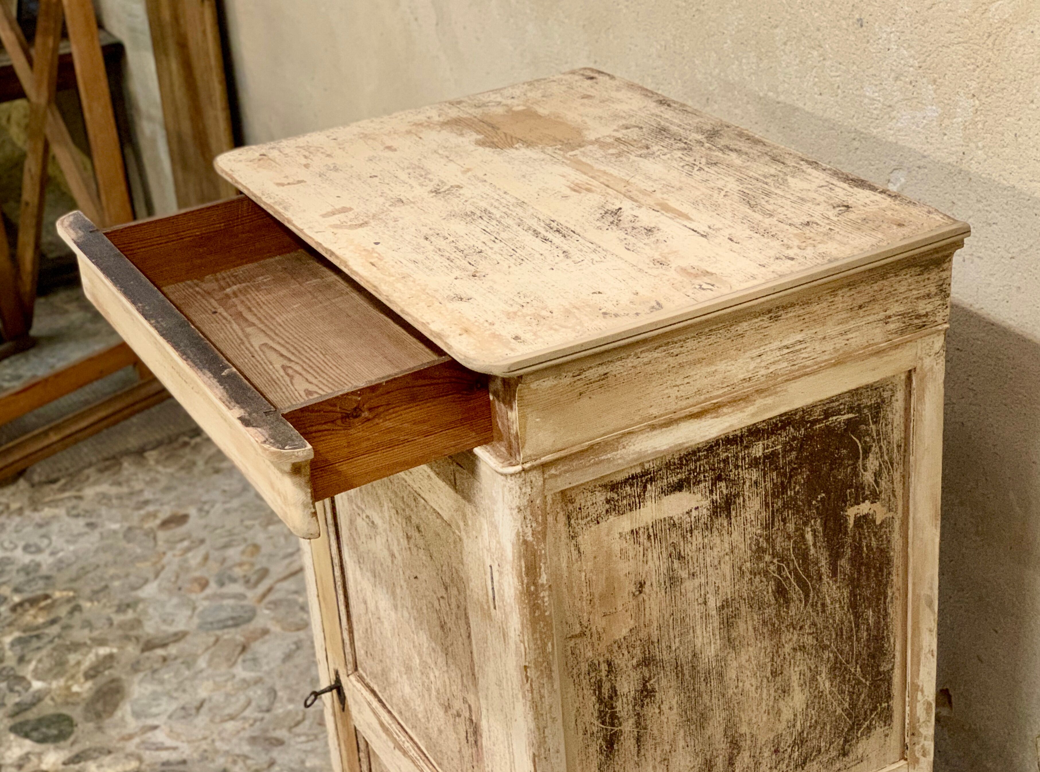 Bonnetière cabinet 1920