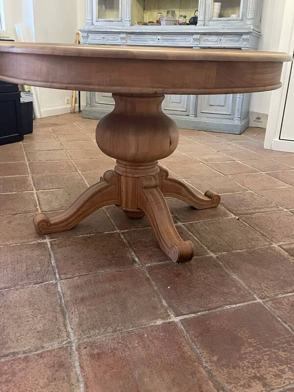 Table ronde à manger en merisier massif.