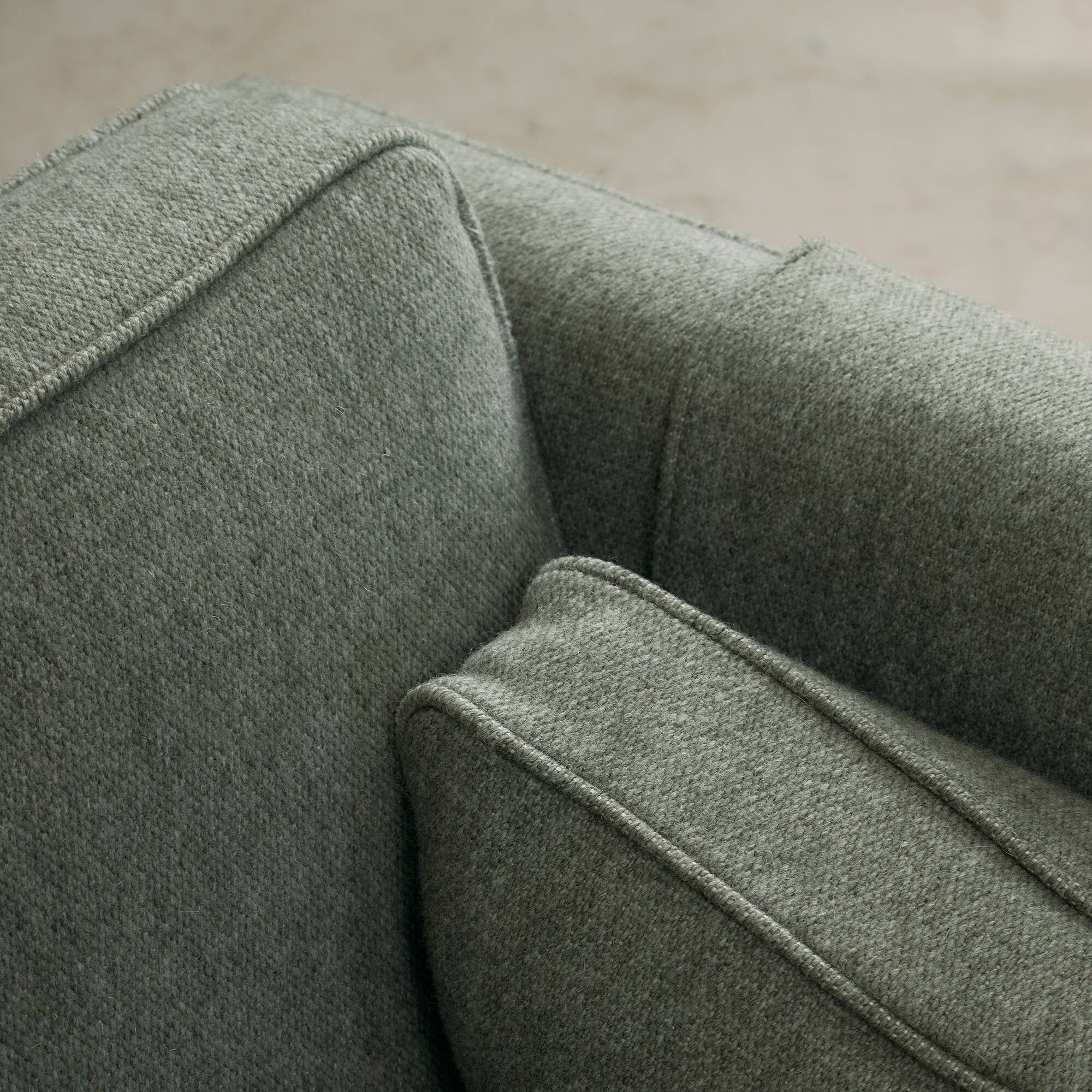 Canapé trois places en bois de cerisier du milieu du siècle