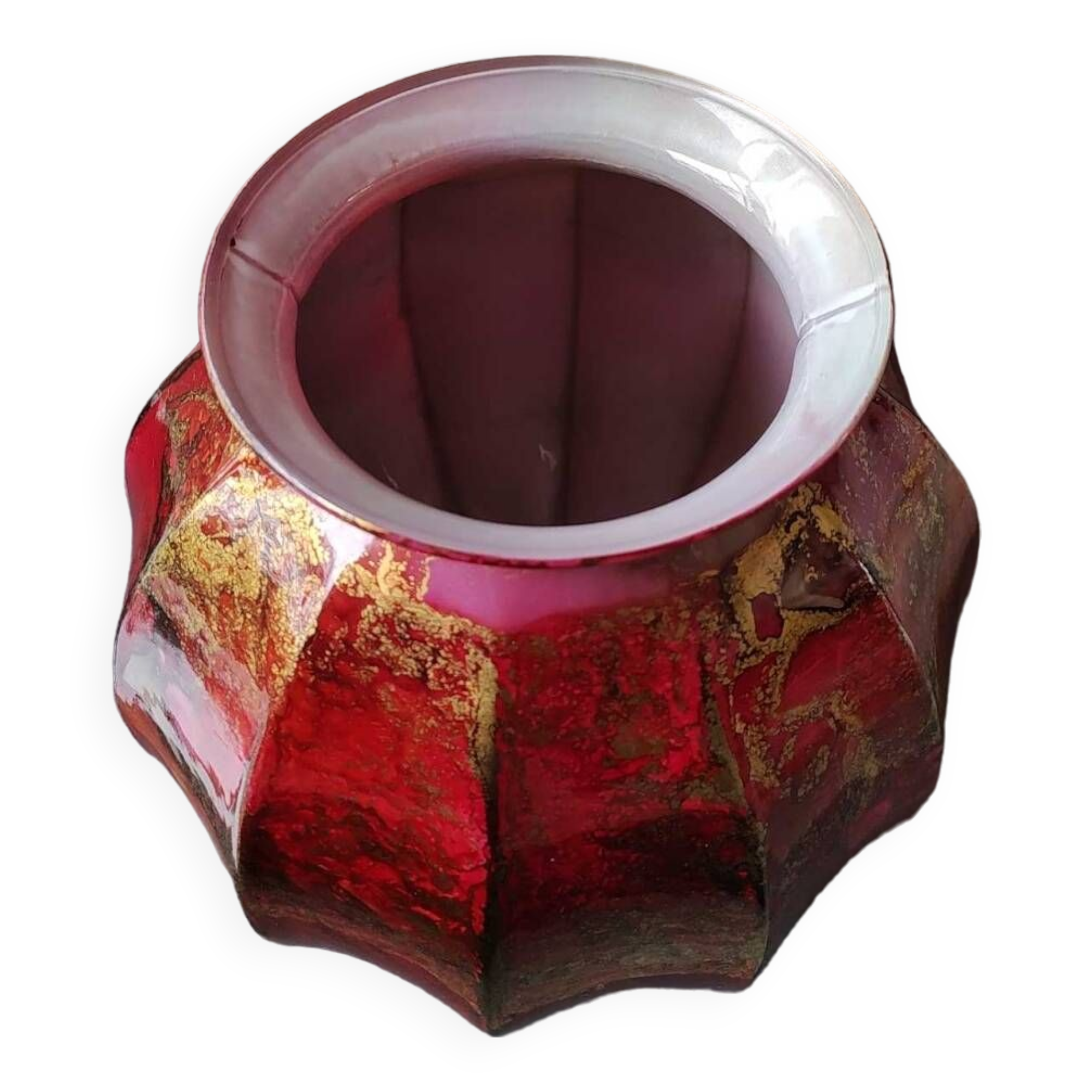 Gadrooned ball vase, in lacquered Art glass. Decor: pink tones of smoke, gold powder inclusions. Signed Sylvie Montagnon. Size 20 x 20 cm