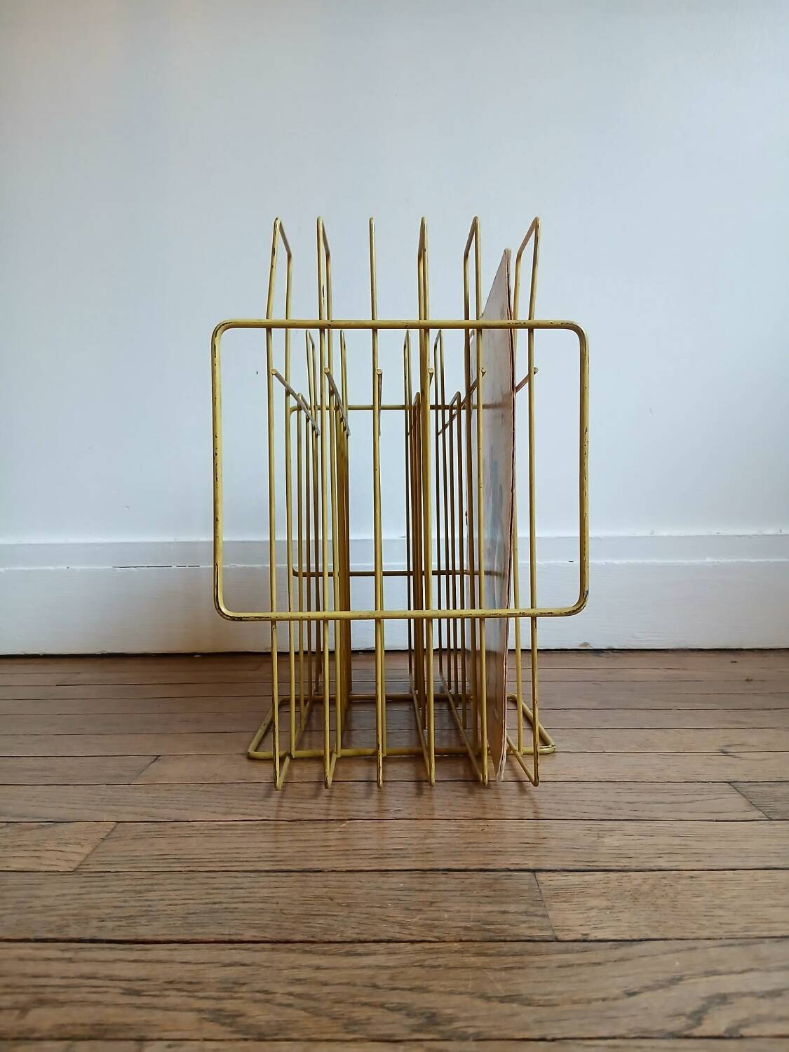 Vintage vinyl/magazine rack