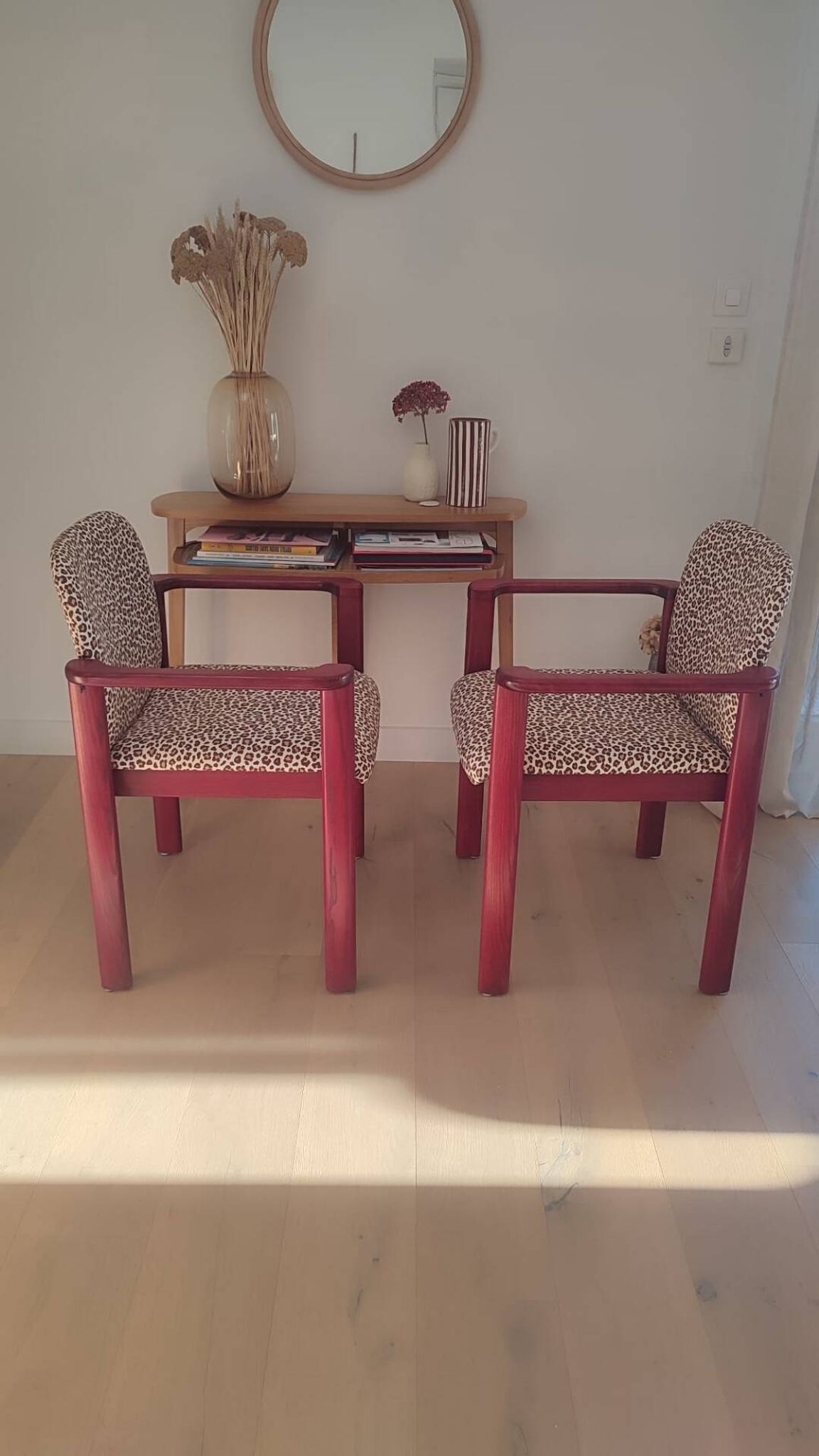 2 fauteuils léopard / bois massif bordeaux