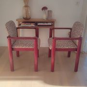 2 fauteuils léopard / bois massif bordeaux