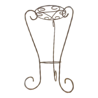 Sellette plant holder in twisted iron.