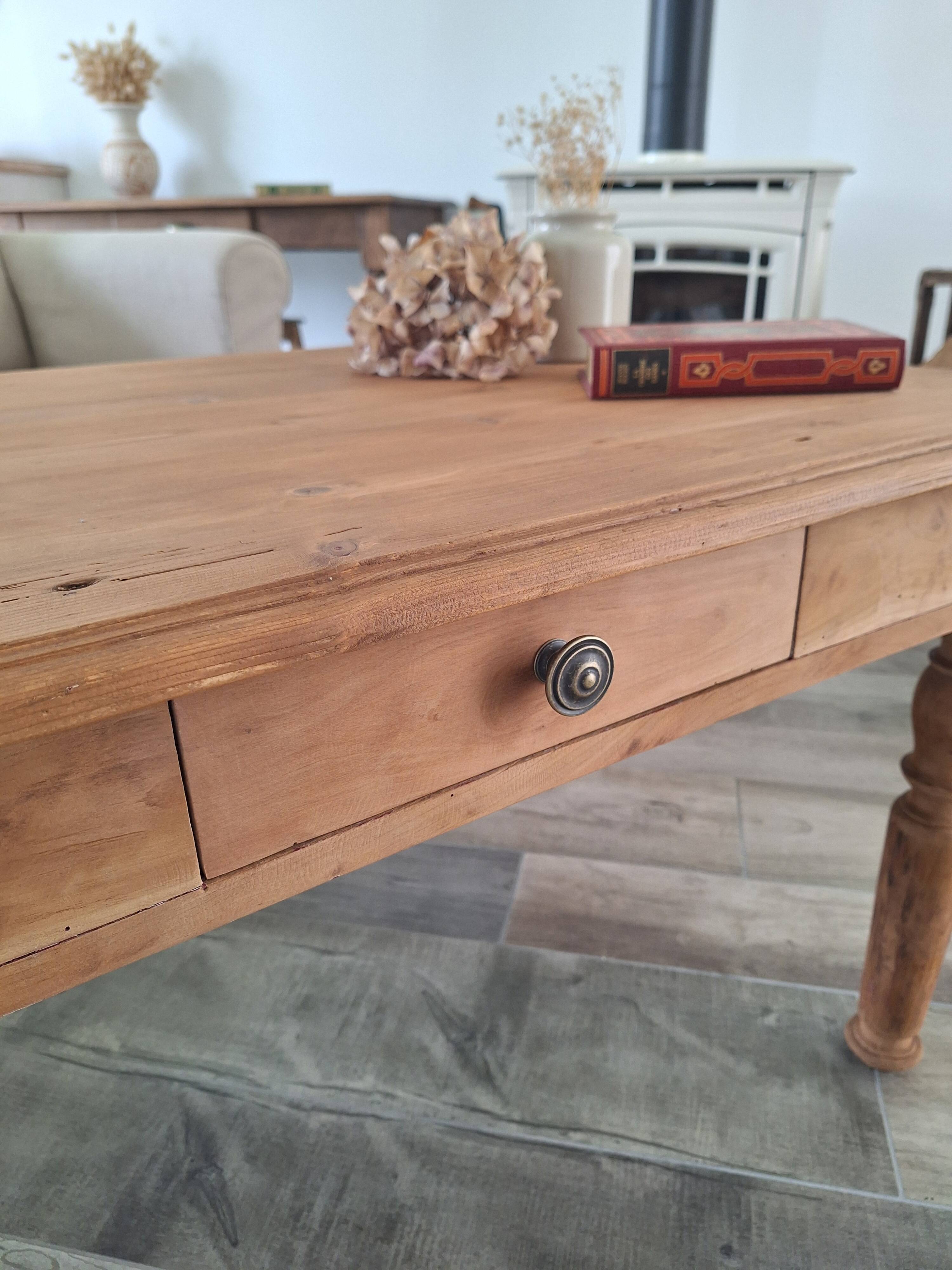Farmhouse coffee table in solid wood, country style.