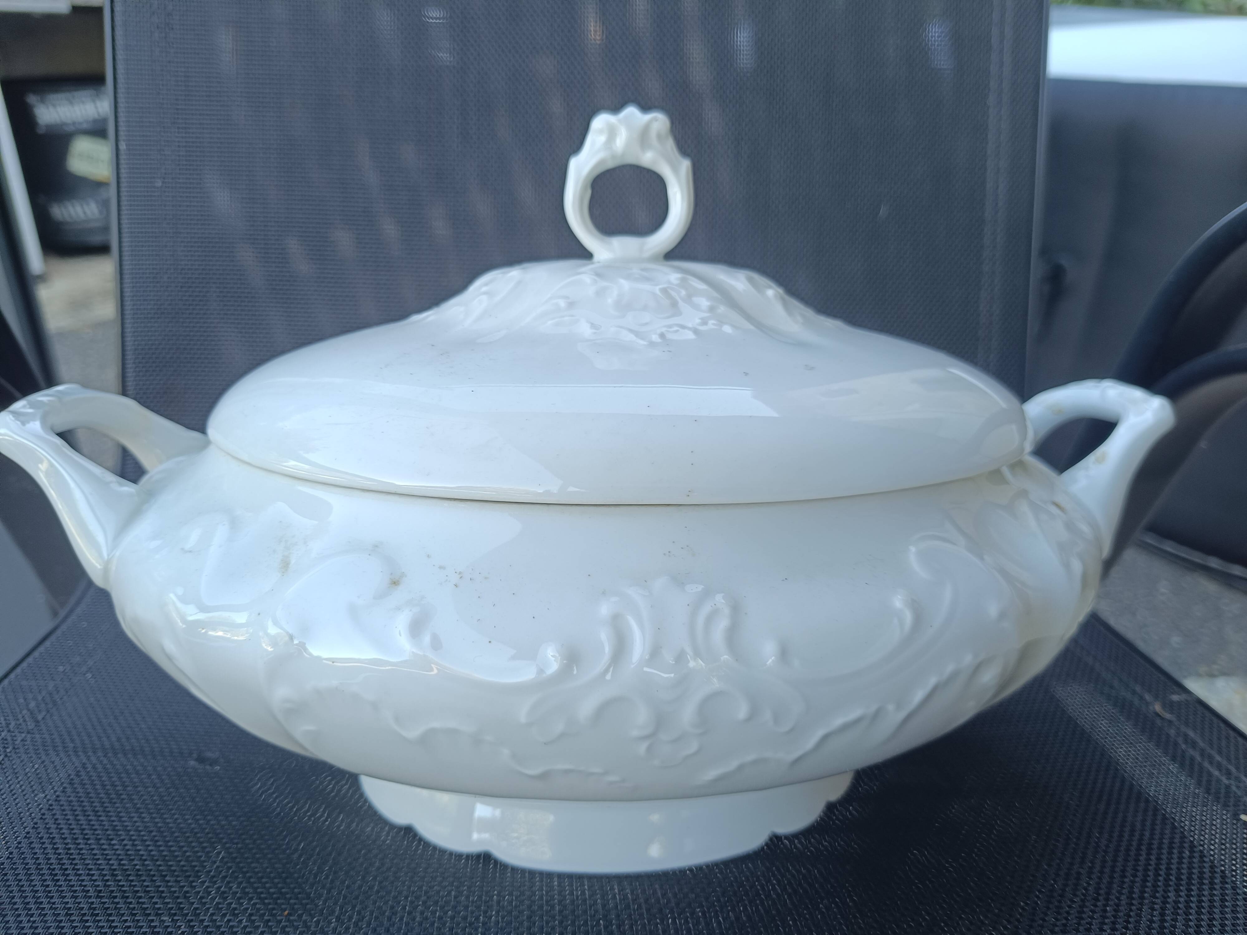 Soup tureen