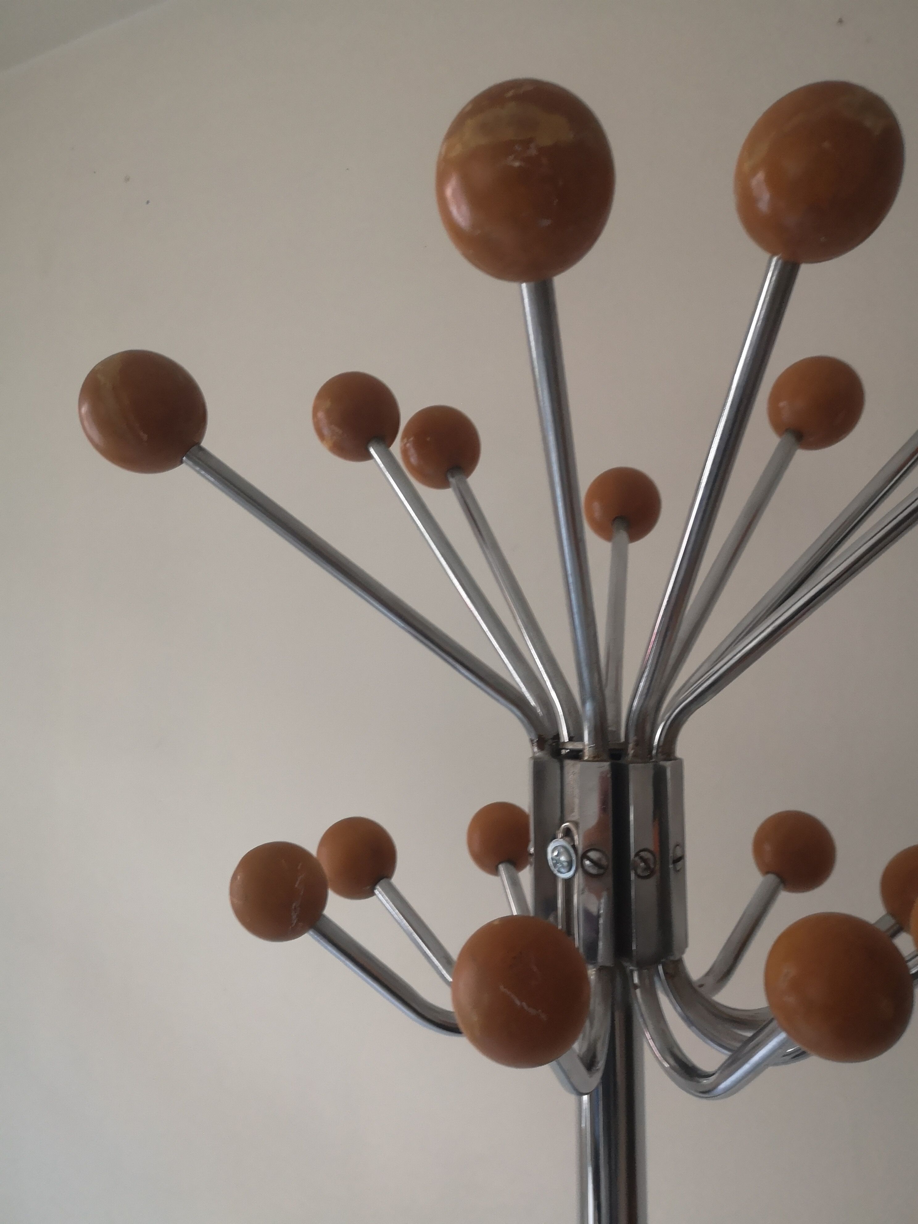Rotatable parrot coat rack in chrome and wood, design 1970