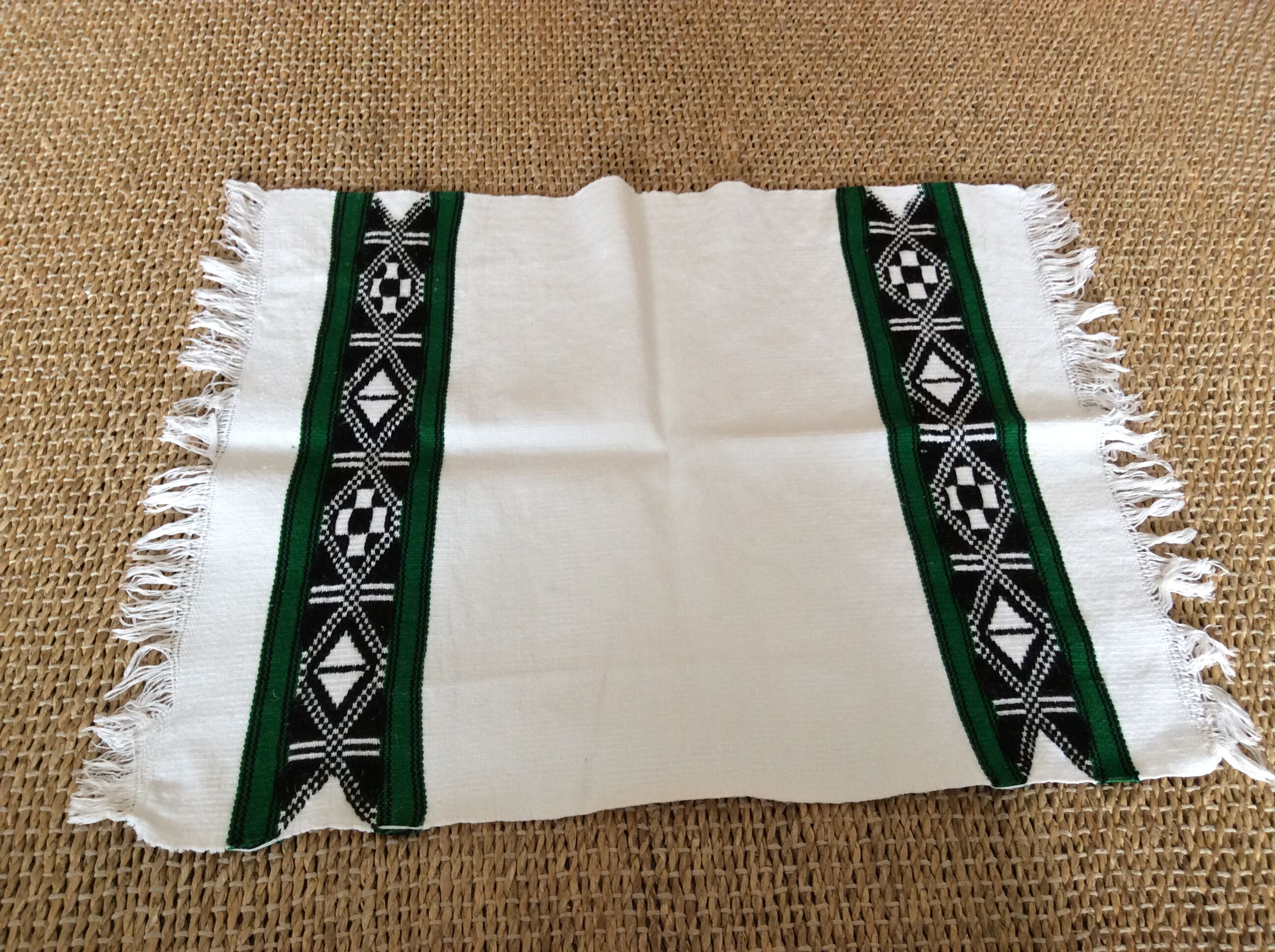 Set of 5 napkins and a table runner