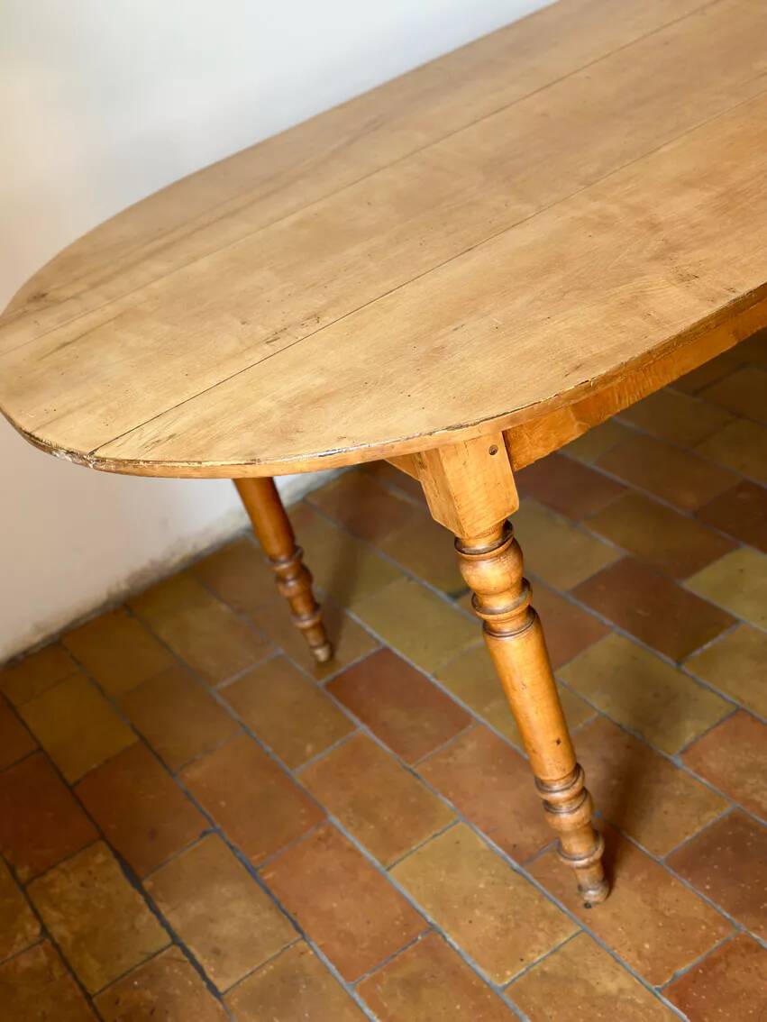 Oval farmhouse table
