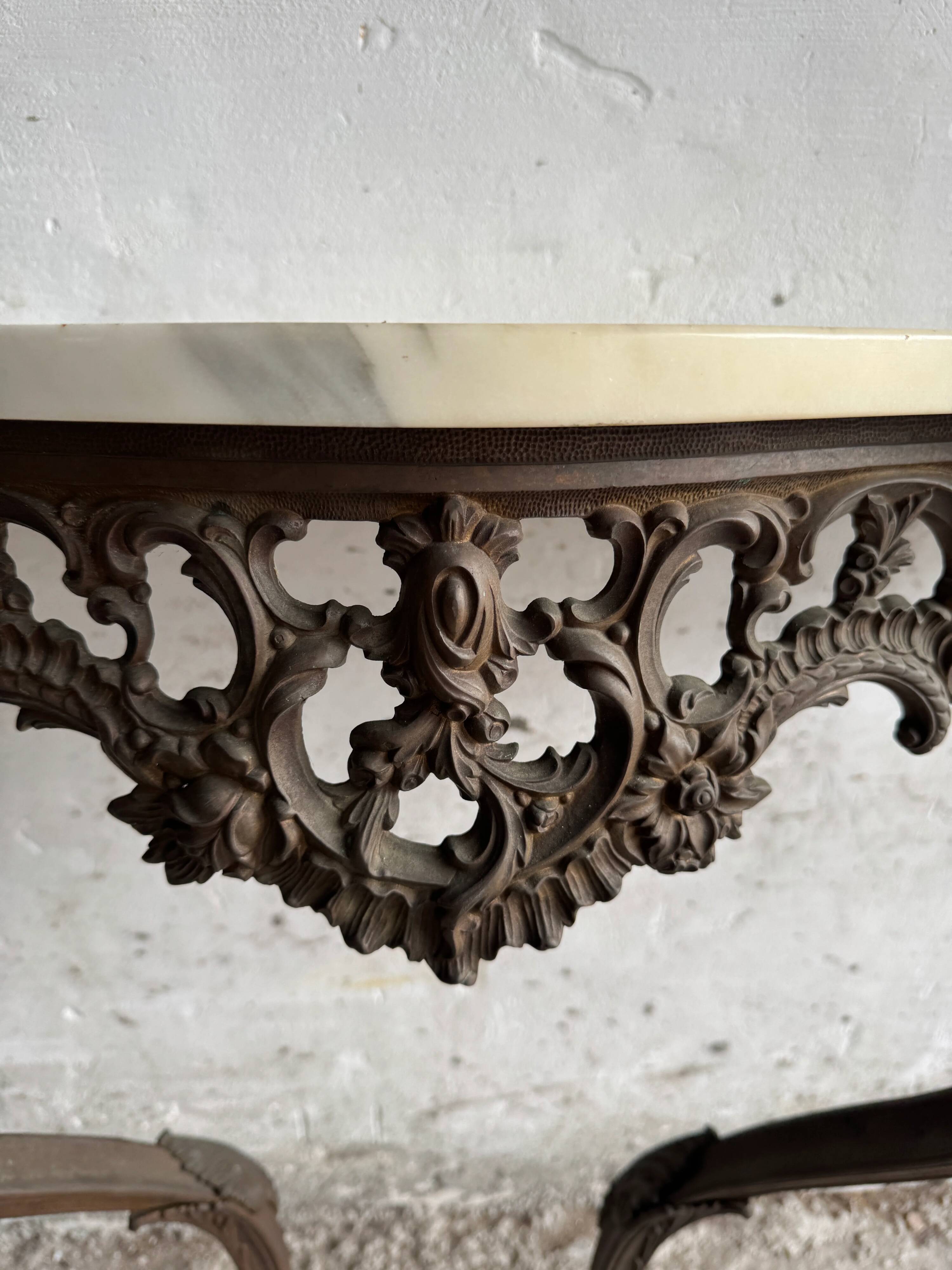 Console victorienne en demi-lune en métal brun avec plateau en marbre blanc veiné