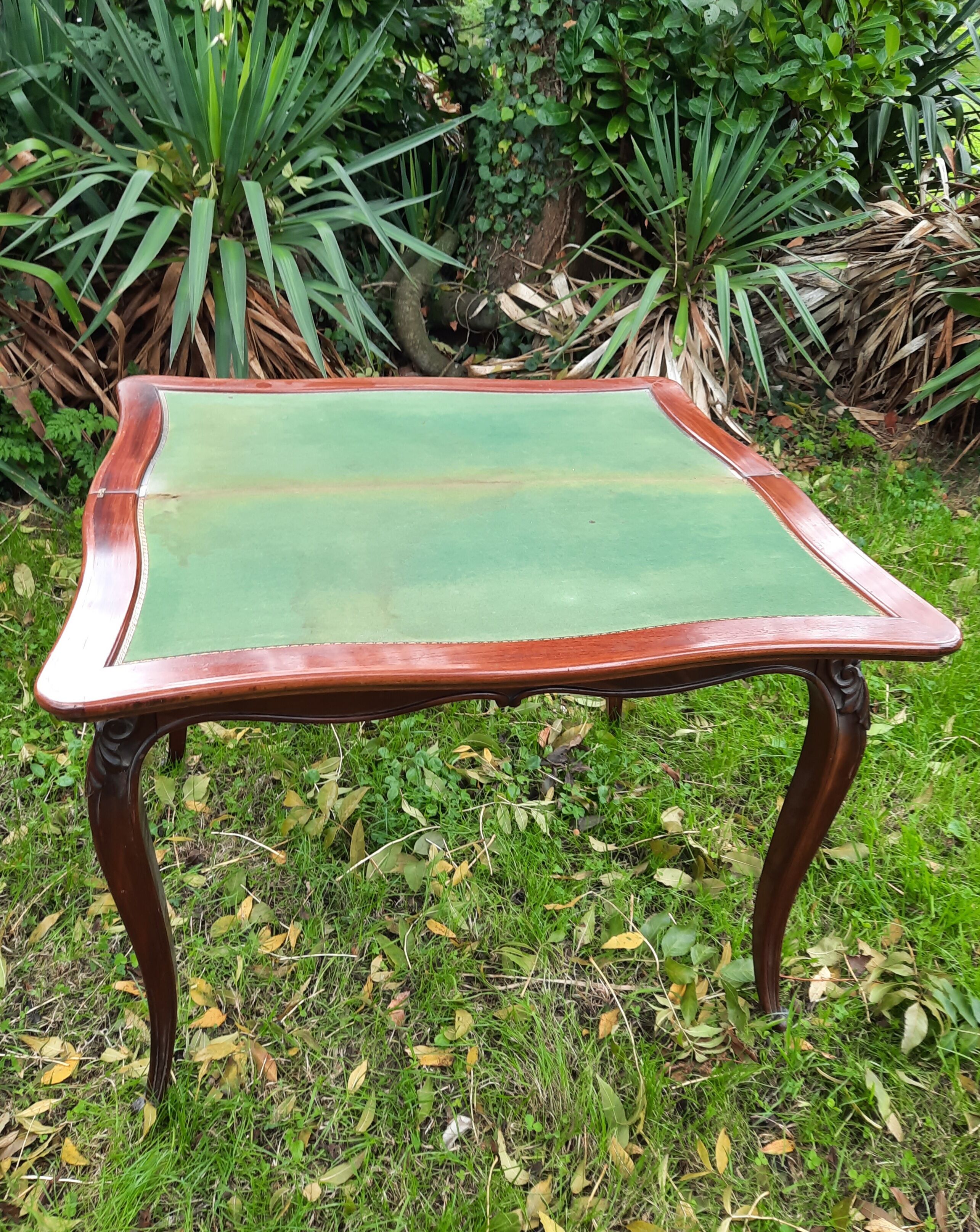 Table à jeu style Louis XV en acajou