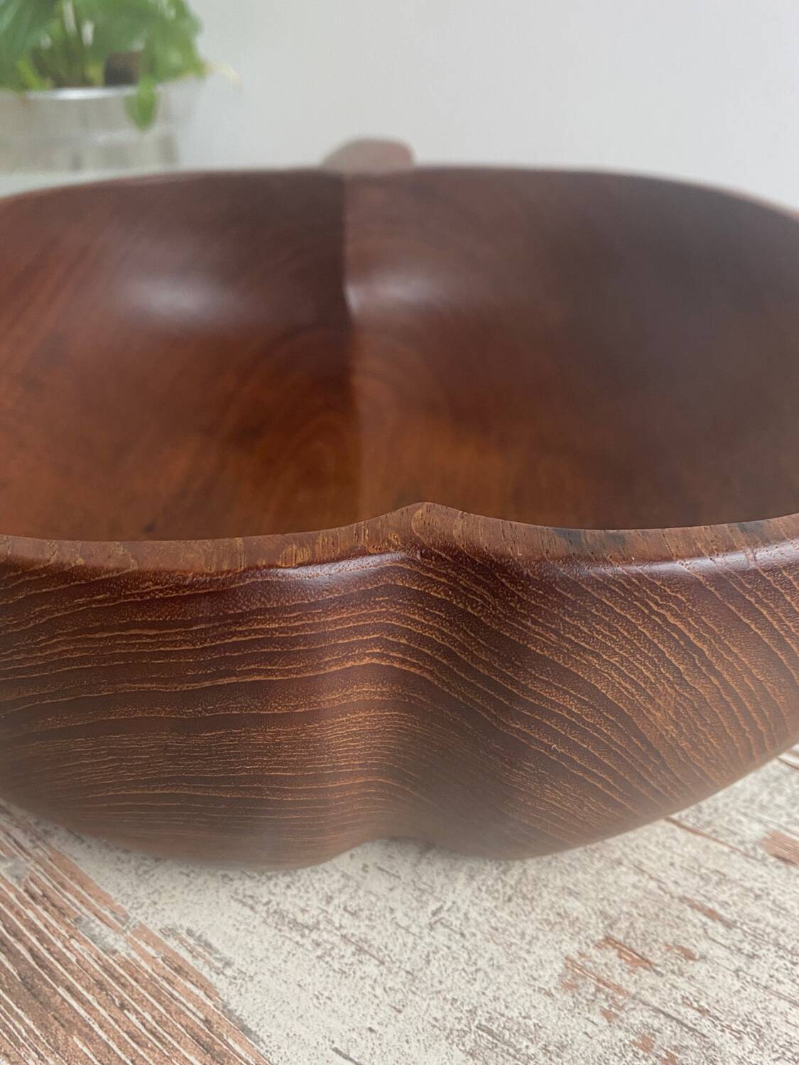 Fruit bowl, apple-shaped salad bowl in teak